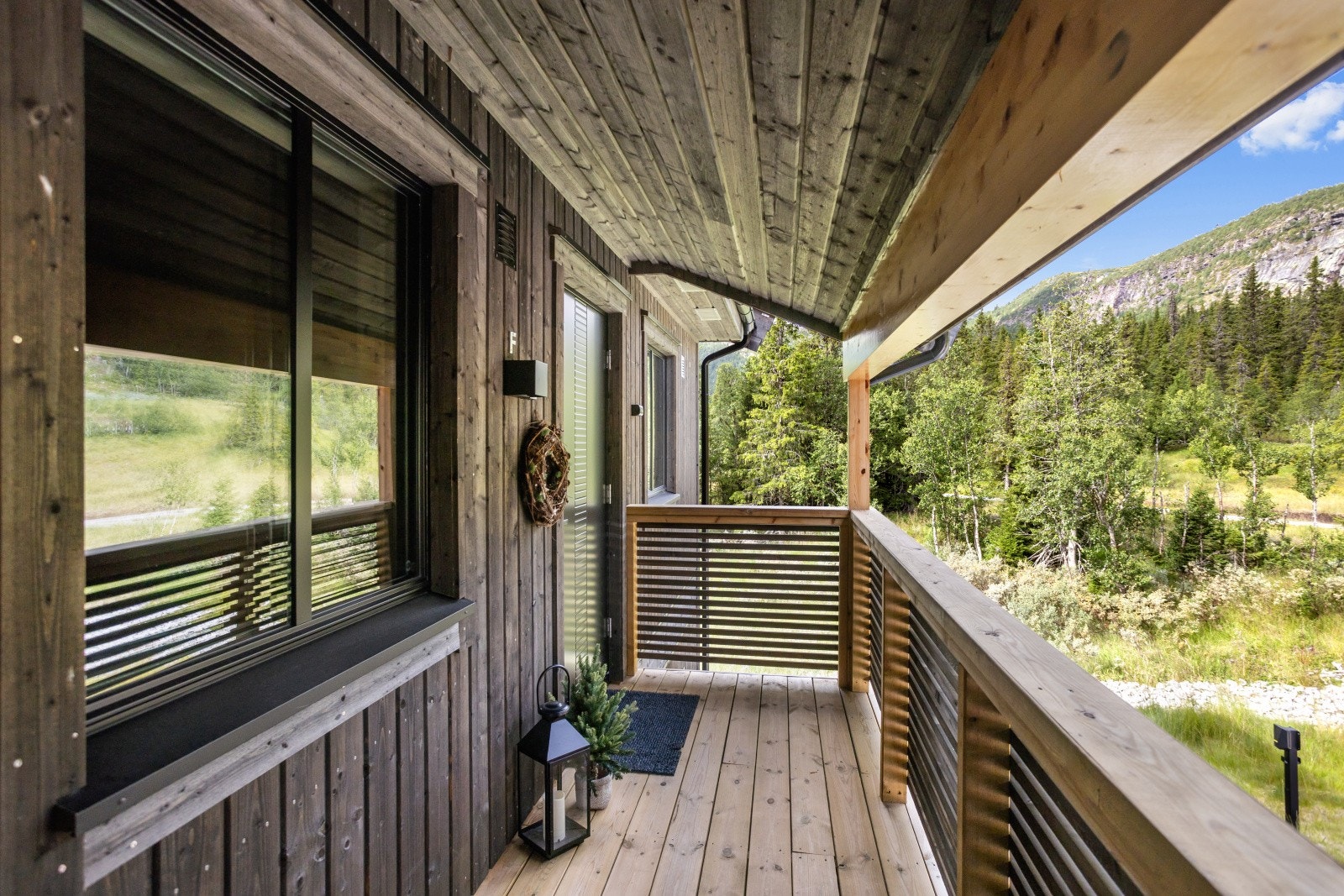 Overbygget inngangsparti ønsker deg velkommen inn! Galleribilde