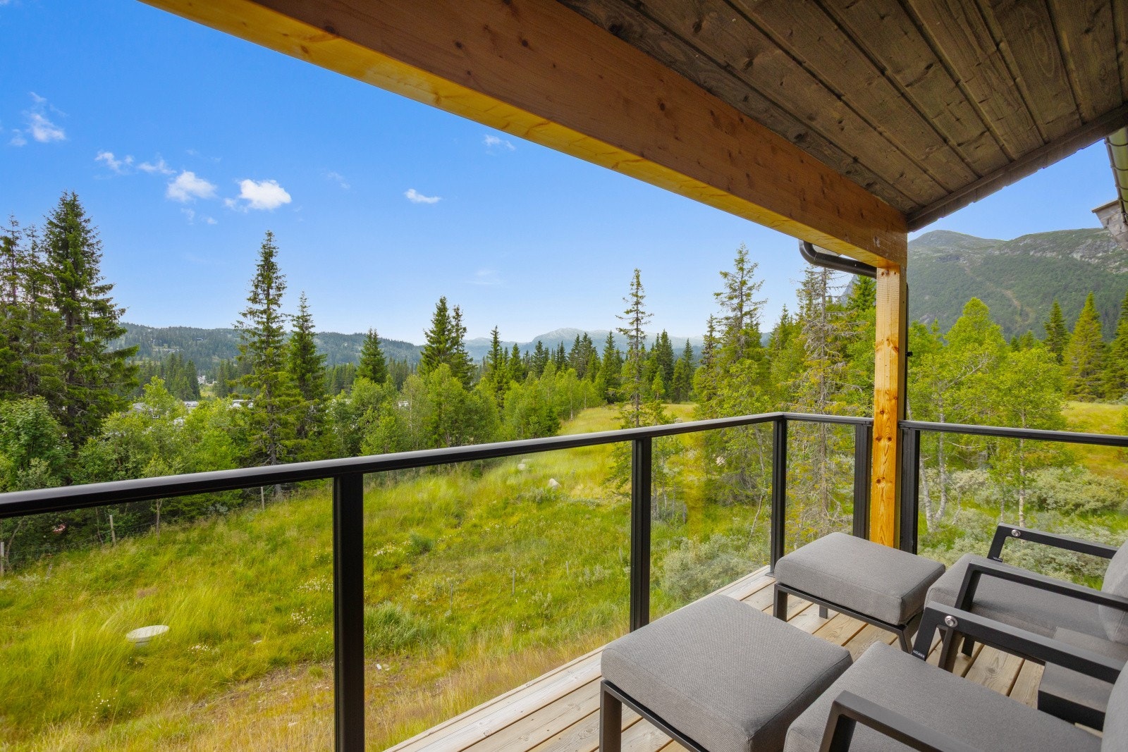 Beliggende ca. 845 meter over havet, mellom majestetiske fjelltopper, stille vann og utallige turstier. Ligger denne fritidsleiligheten midt i hjertet av et av sentrale Østlandets mest allsidige og attraktive fjellområder. Galleribilde