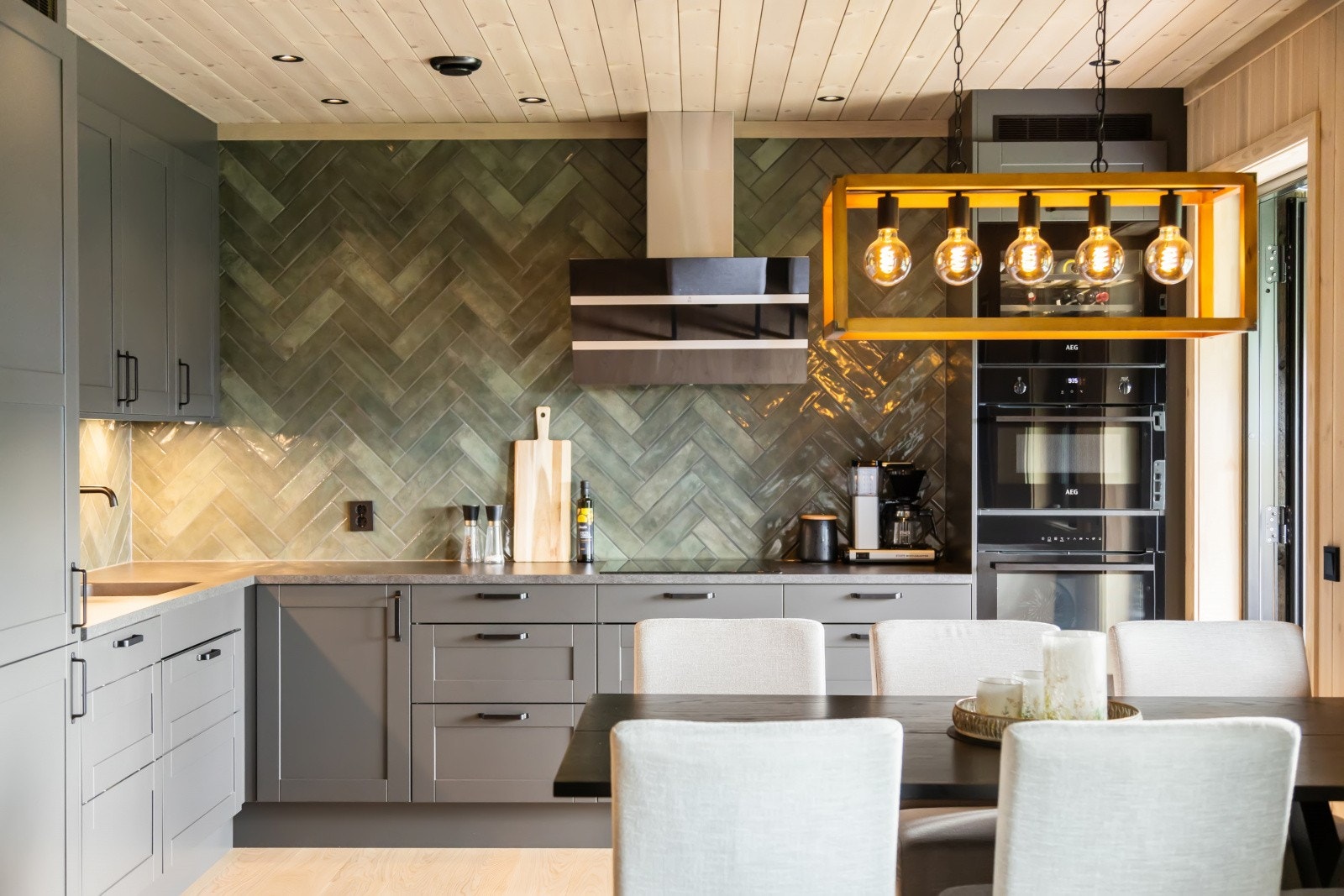 Kjøkkenet er utstyrt med integrerte hvitevarer: Kjøl/fryseskap, induksjonstopp, ventilatorhette, vinskap, stekeovn og mikrobølgeovn. Det er i tillegg montert både Waterguard og komfyrvakt, som gir økt trygghet og funksjonalitet. Galleribilde