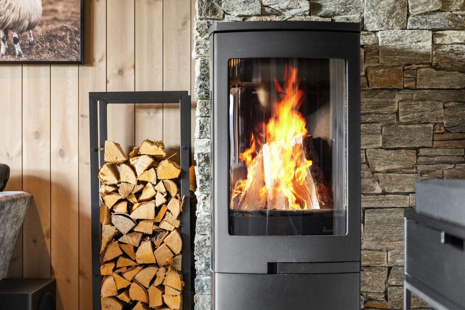 Det er montert en moderne vedovn med skiferforblendet pipe - et stilfullt og påkostet innslag. Galleribilde