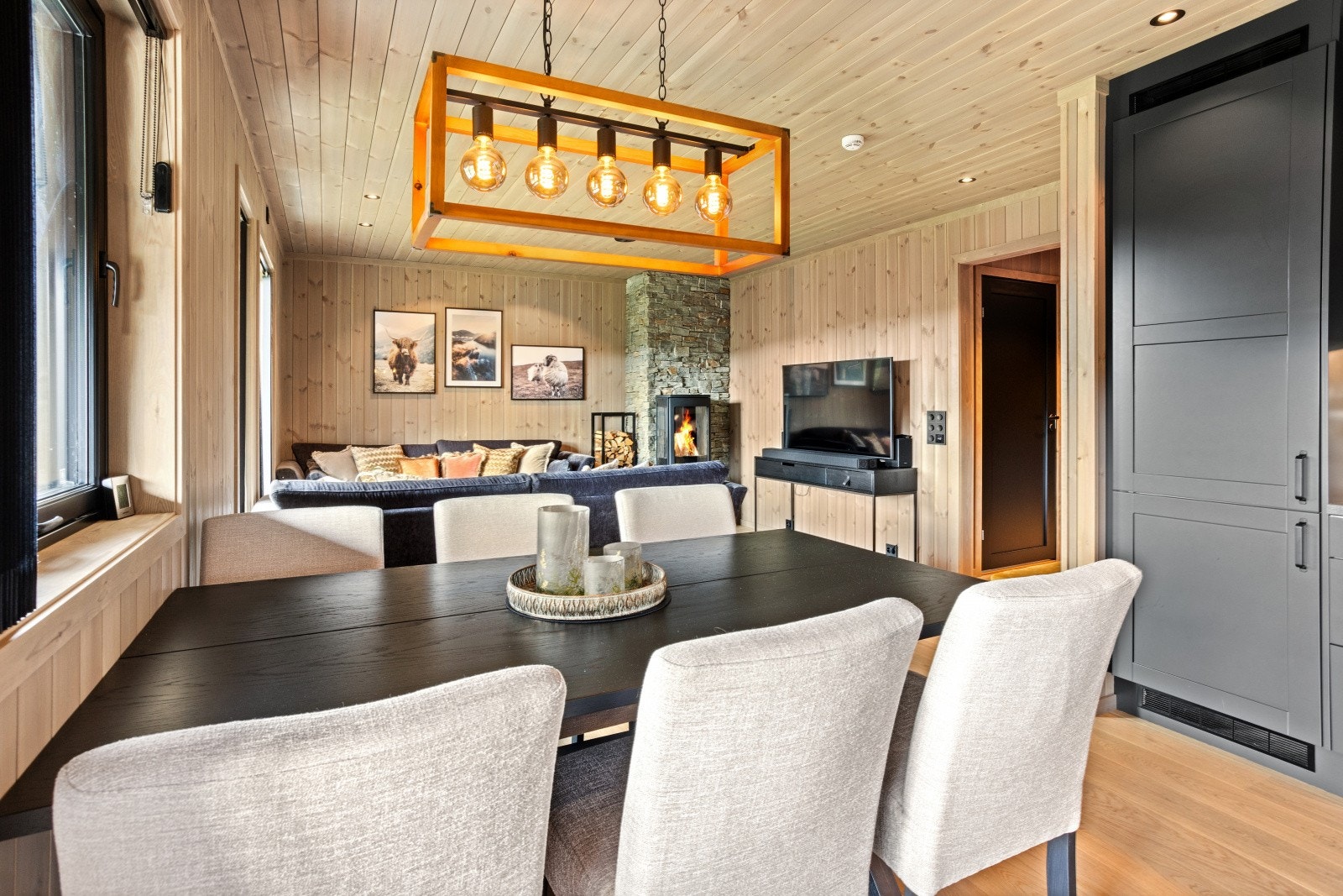 Det er åpen stue- og kjøkkenløsning med plass til spisebord hvor hele familien kan samles. Galleribilde