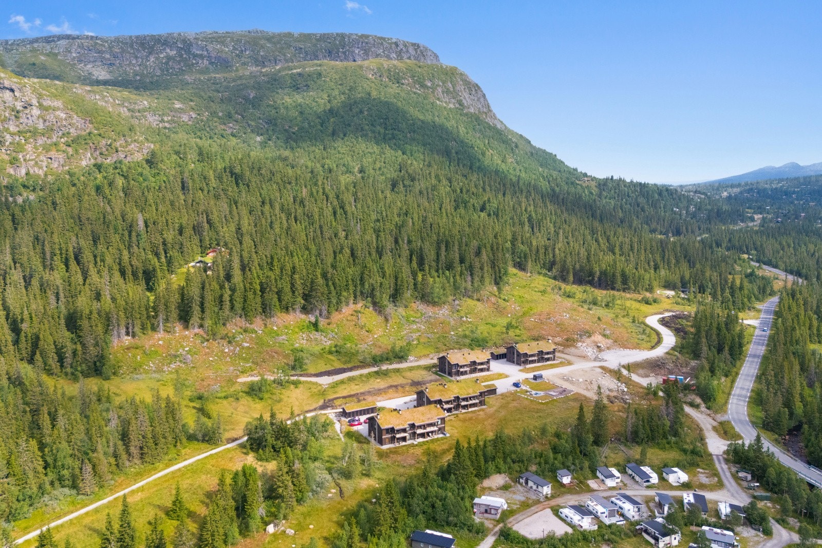 Tomten er pent opparbeidet, og fremstår som både praktisk og innbydende. Her finner du: Gruset adkomstvei og gårdsplass, som gir god fremkommelighet året rundt. Felles parkeringsplass med elbilladere tilgjengelig for sameiets beboere. Galleribilde