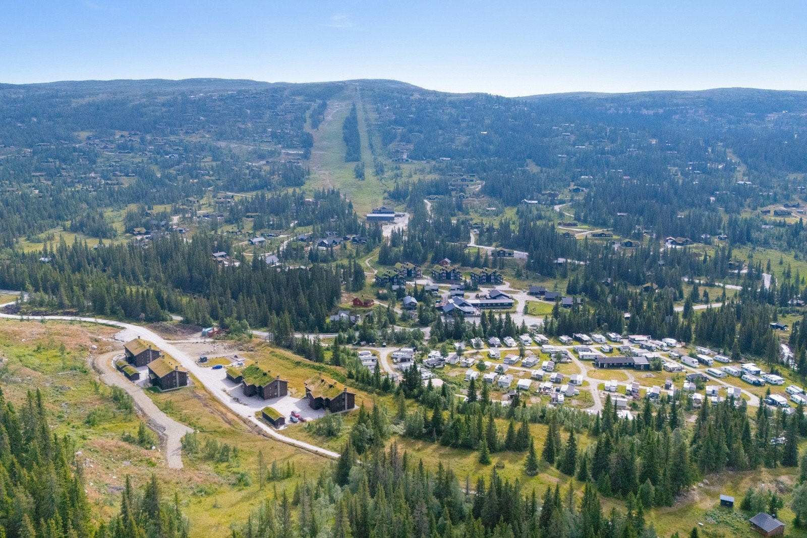 Haglebu Skisenter - I gangavstand (ca. 300 meter) finner du det familievennlige alpinanlegget med 3 skitrekk og flere nedfarter i ulike vanskelighetsgrader. Her er det trygge forhold for barn og nybegynnere. Galleribilde