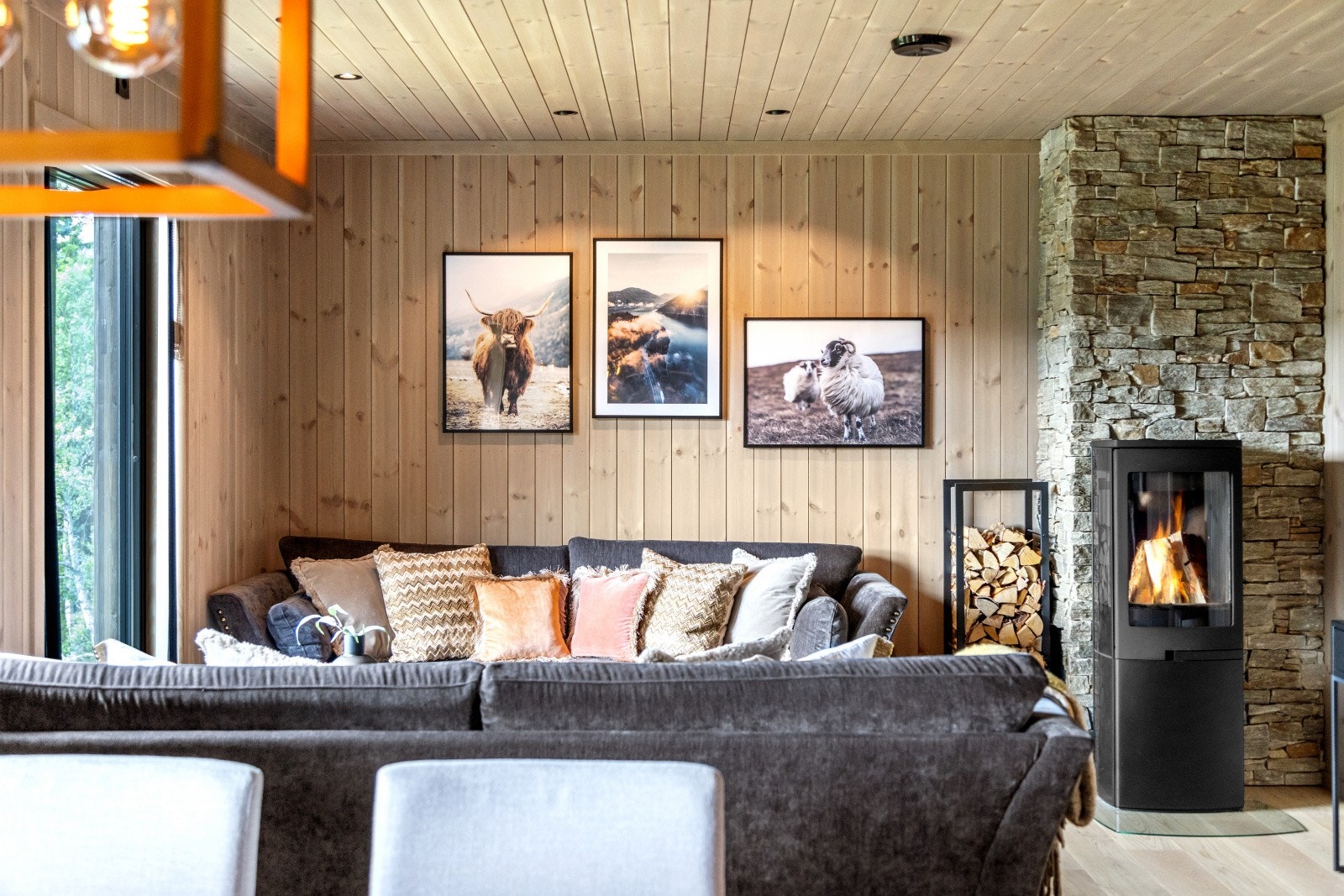 I himlingen er det montert downlights, som sørger for god og jevn belysning. Galleribilde