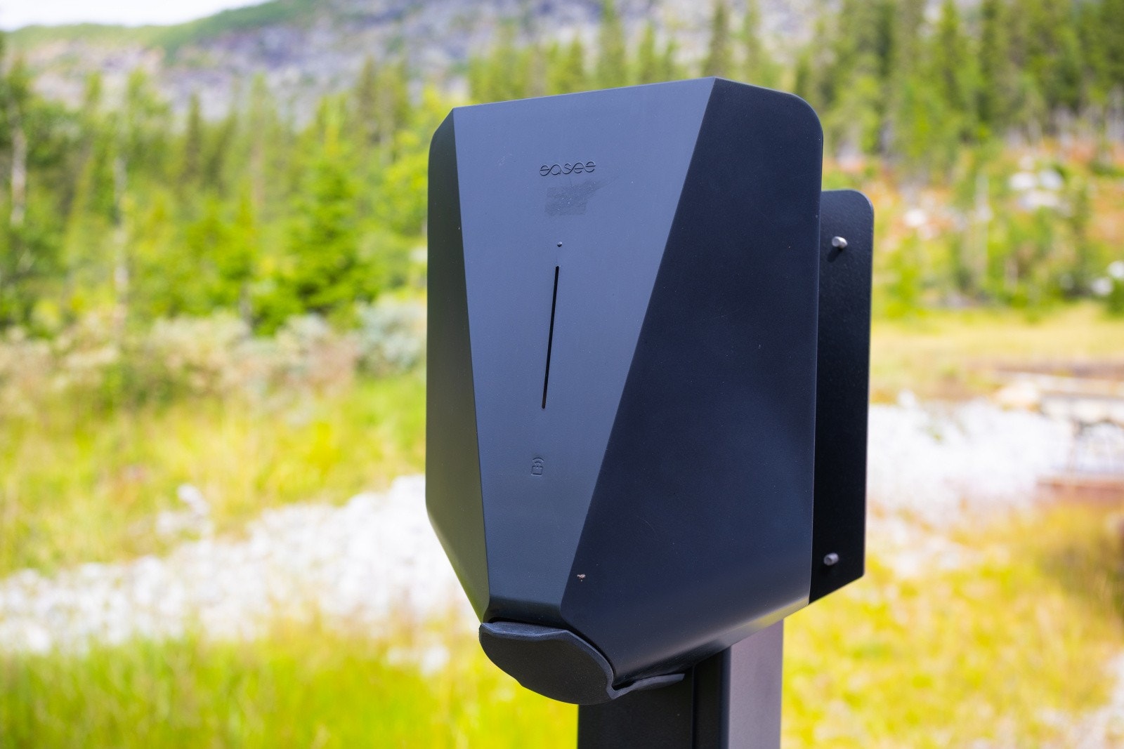 Felles parkeringsplass med elbilladere tilgjengelig for sameiets beboere. Galleribilde