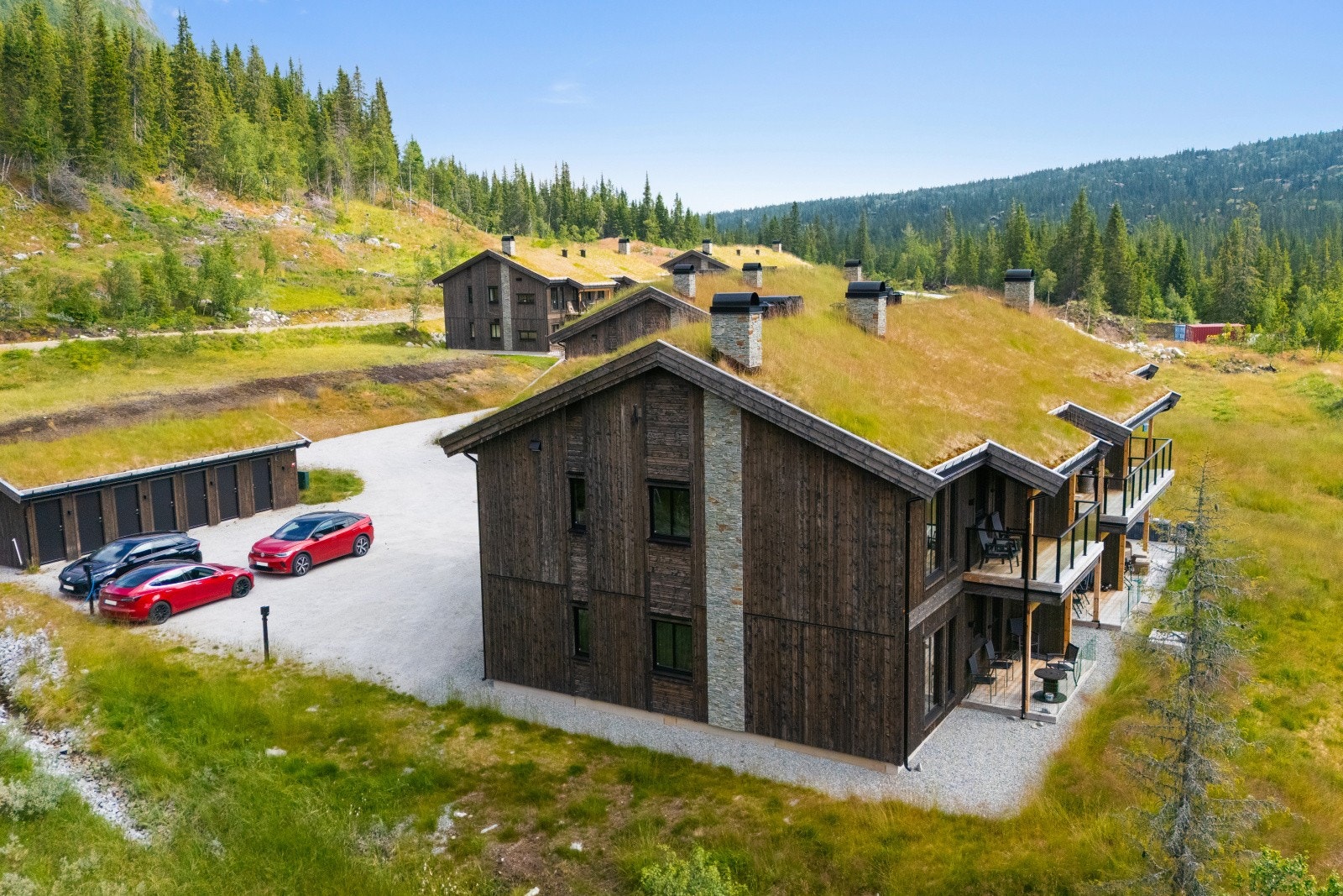 Gode uteområder, perfekt for både opphold og lek i snørike vintre og solrike sommermåneder Tilhørende sportsbod gir god plass til lagring av ski, sykler, ved og annet fritidsutstyr. Galleribilde