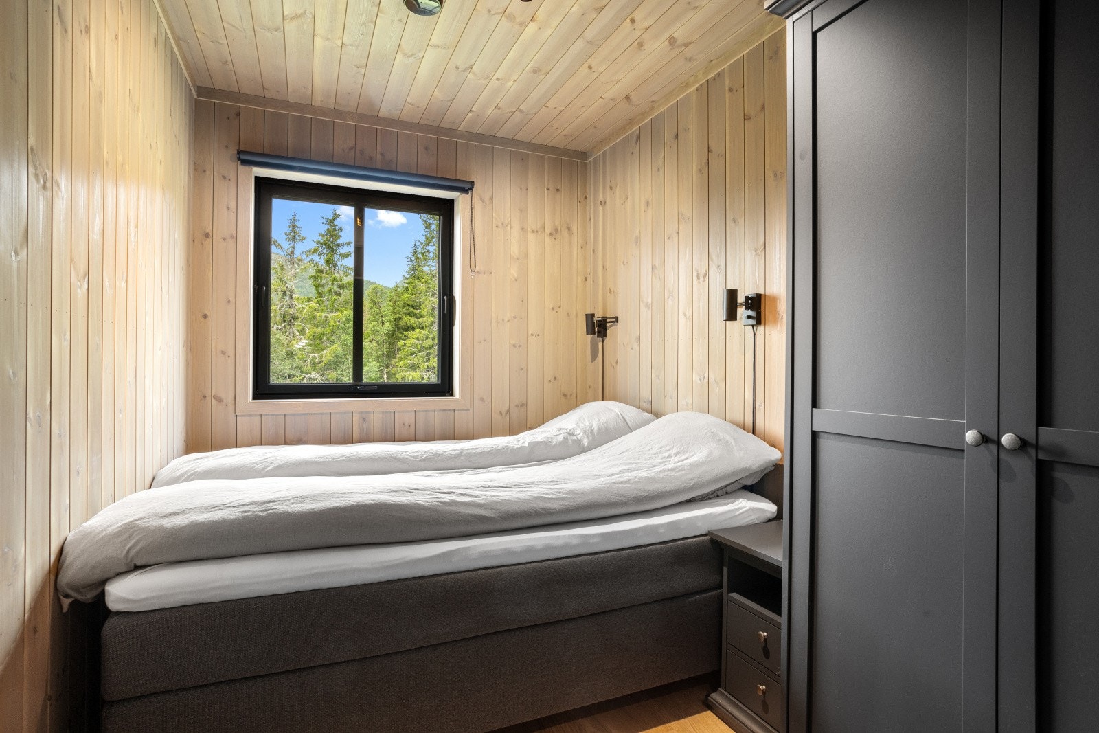 Soverom nr 2 har komfortable dobbeltsenger med rammemadrass og garderobeskap. Galleribilde