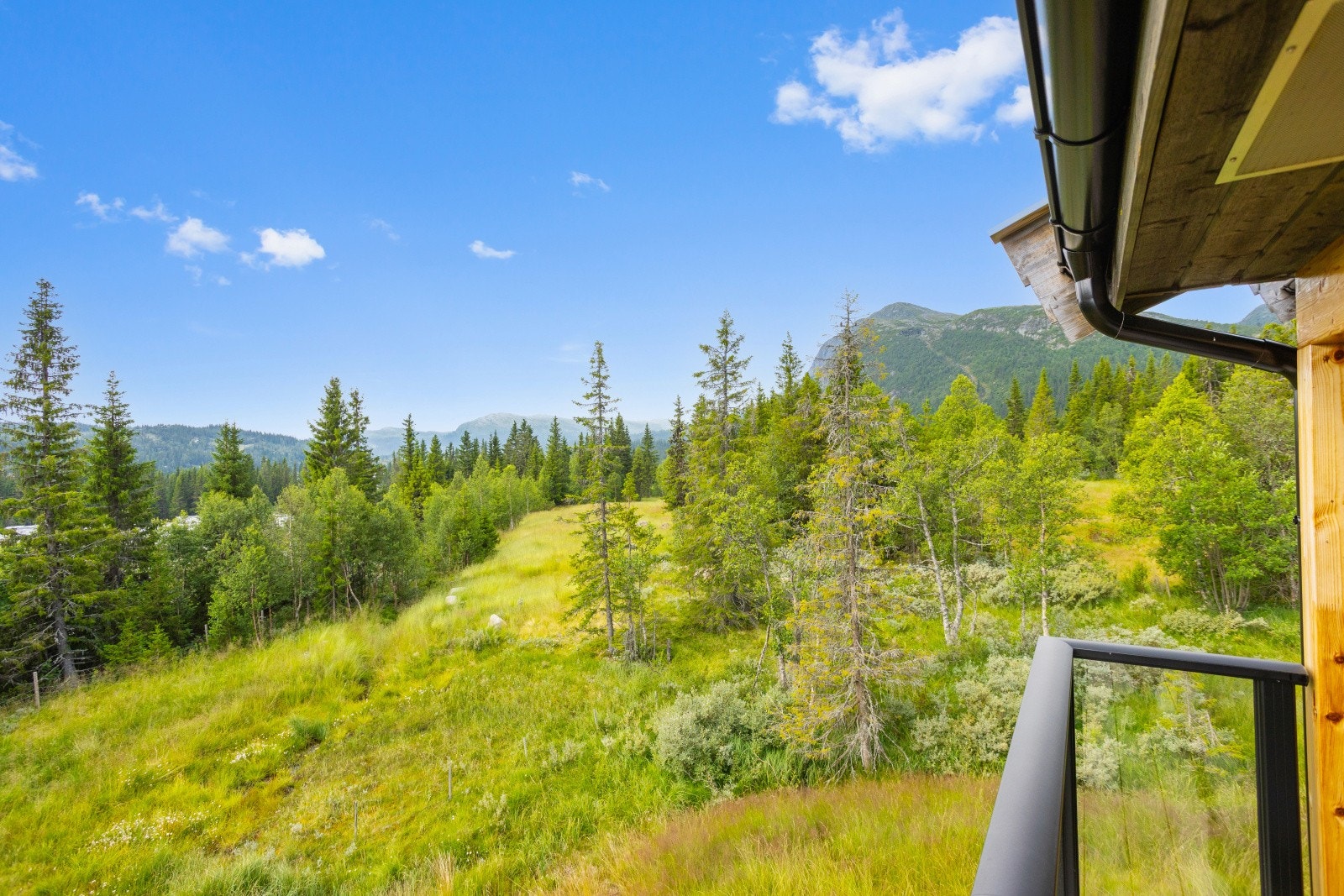 Et skieldorado for hele familien Når snøen legger seg som et teppe over fjellet, forvandles Haglebu til en ekte vinterlandsby. Her starter skiopplevelsen bokstavelig talt rett utenfor døren: Galleribilde