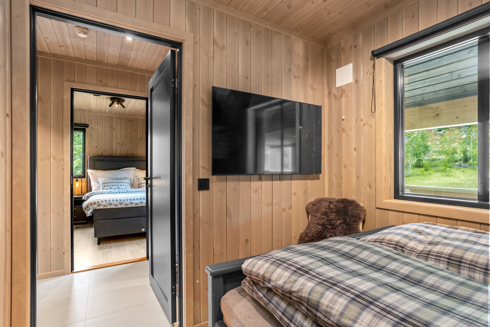 Dette rommet utnytter arealet maksimalt og har i tillegg lagringsplass i skuffer under sengen, samt stige opp til køyen. Galleribilde