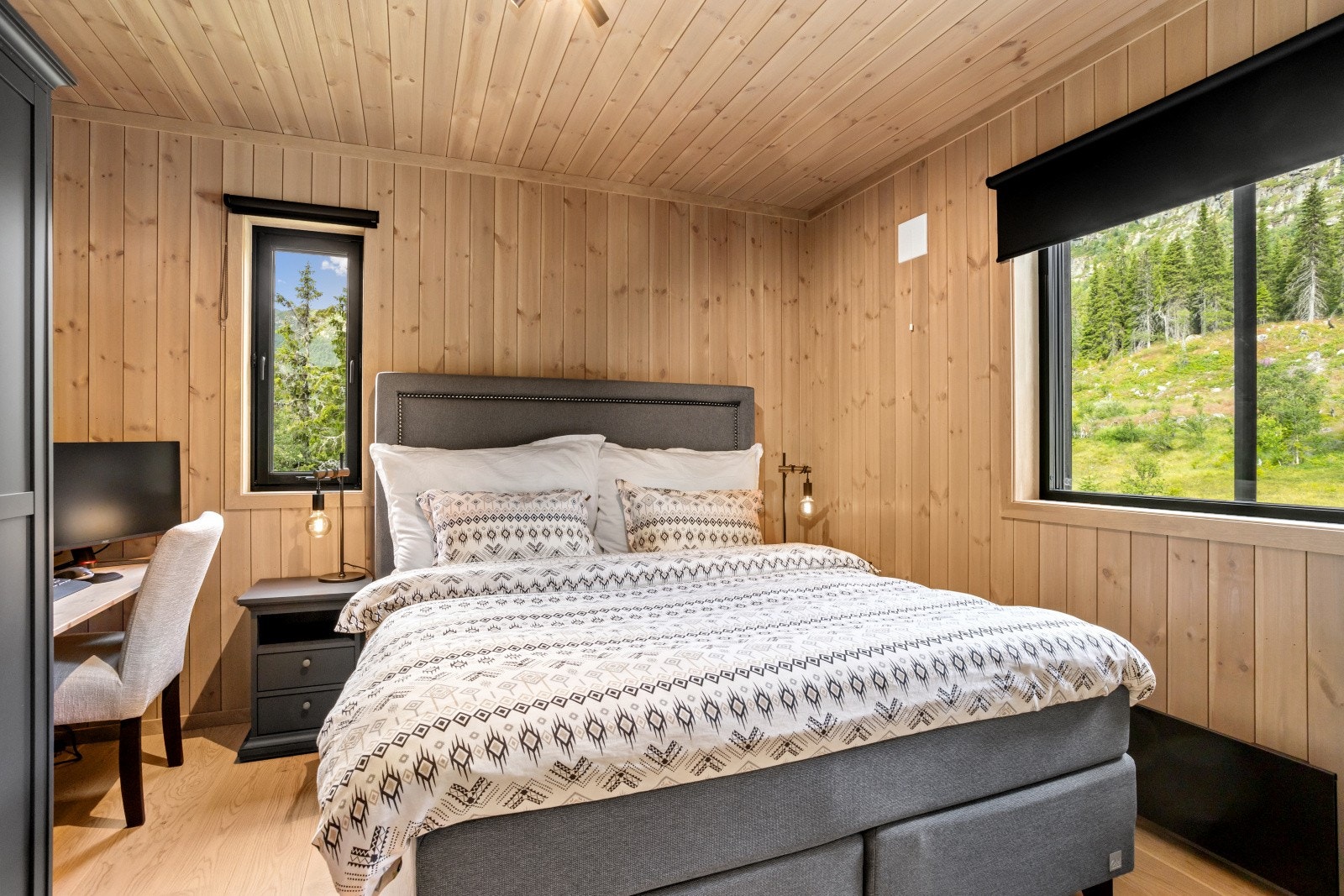 Leiligheten har totalt tre soverom, alle med smarte løsninger og gjennomført stil som gjenspeiler resten av boligen. Galleribilde