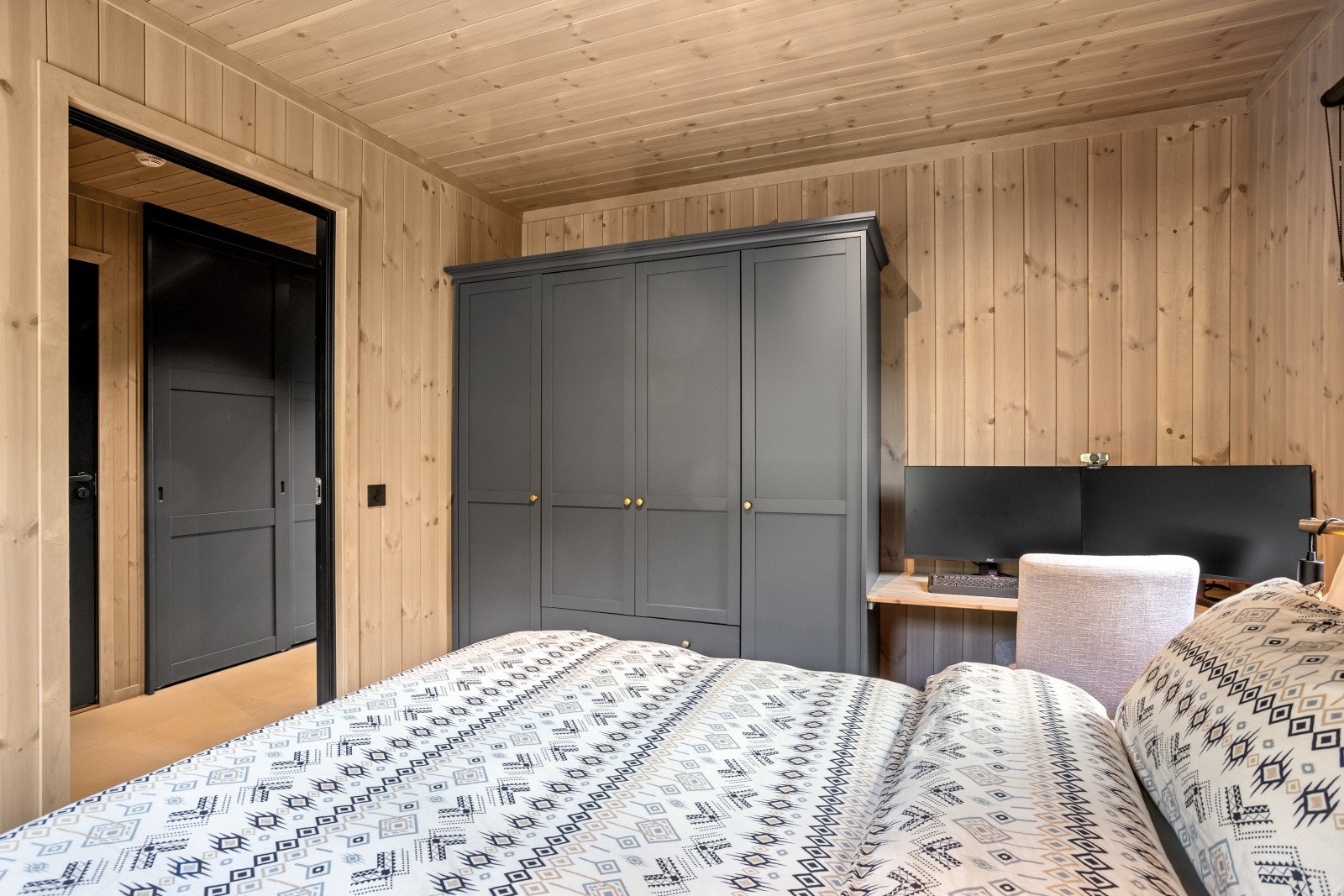 Hovedsoverommet tilrettelagt med plass til hyttekontor slik at man enkelt kan kombinere hjemmekontor med en skitur. Komfortable dobbeltsenger med rammemadrass, har garderobeskap i samme farge og stil som kjøkkeninnredningen. Galleribilde