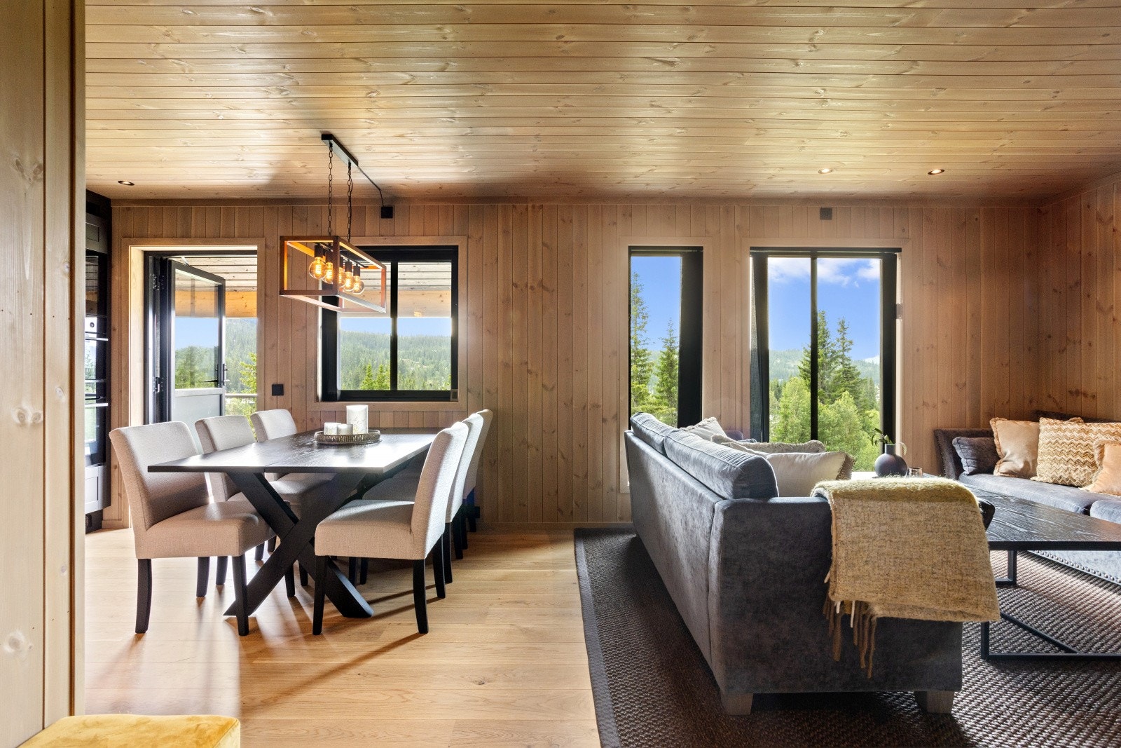 Stuen har store vindusflater som slipper inn rikelig med dagslys og gir flott utsikt. Galleribilde