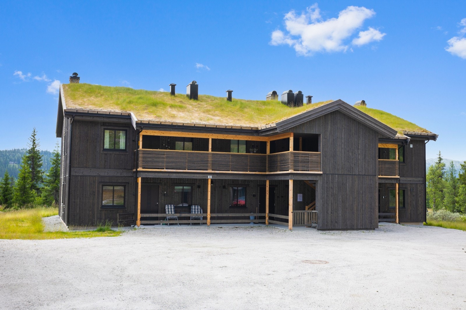 Fritidsleiligheten har en arealeffektiv og funksjonell planløsning, og ligger i byggets 2. etasje med gjennomgående gode lysforhold og flott utsikt. Galleribilde