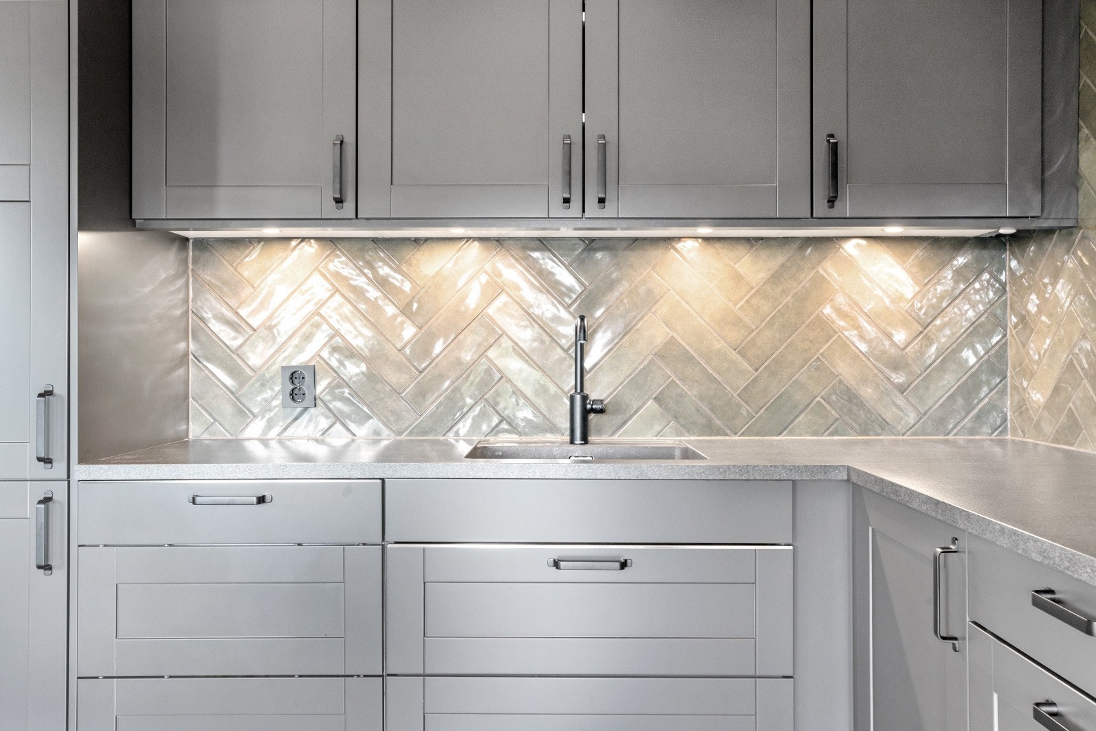 Vesentlig påkostet kjøkken fra Sigdal. Innredningen har profilerte fronter i en elegant gråfarge, og det er gjort gjennomtenkte valg for både funksjon og design. Galleribilde