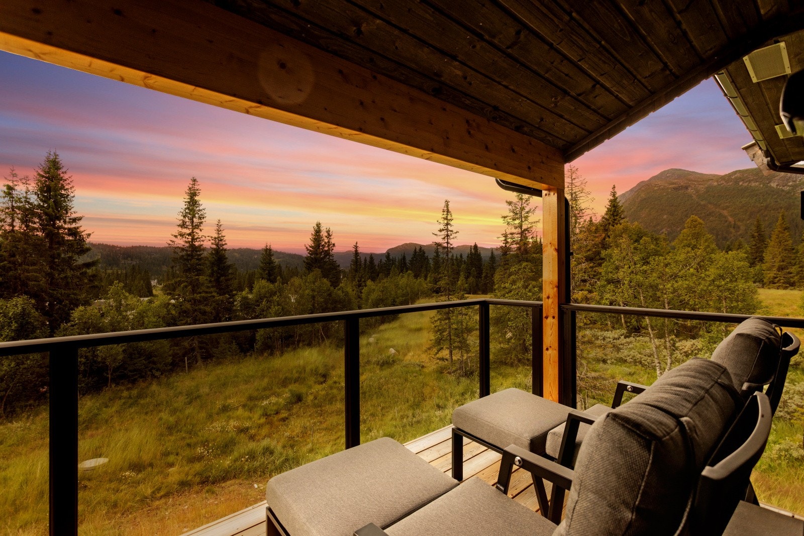 Her kan man sitte å nyte utsikten dag og kveld. Galleribilde