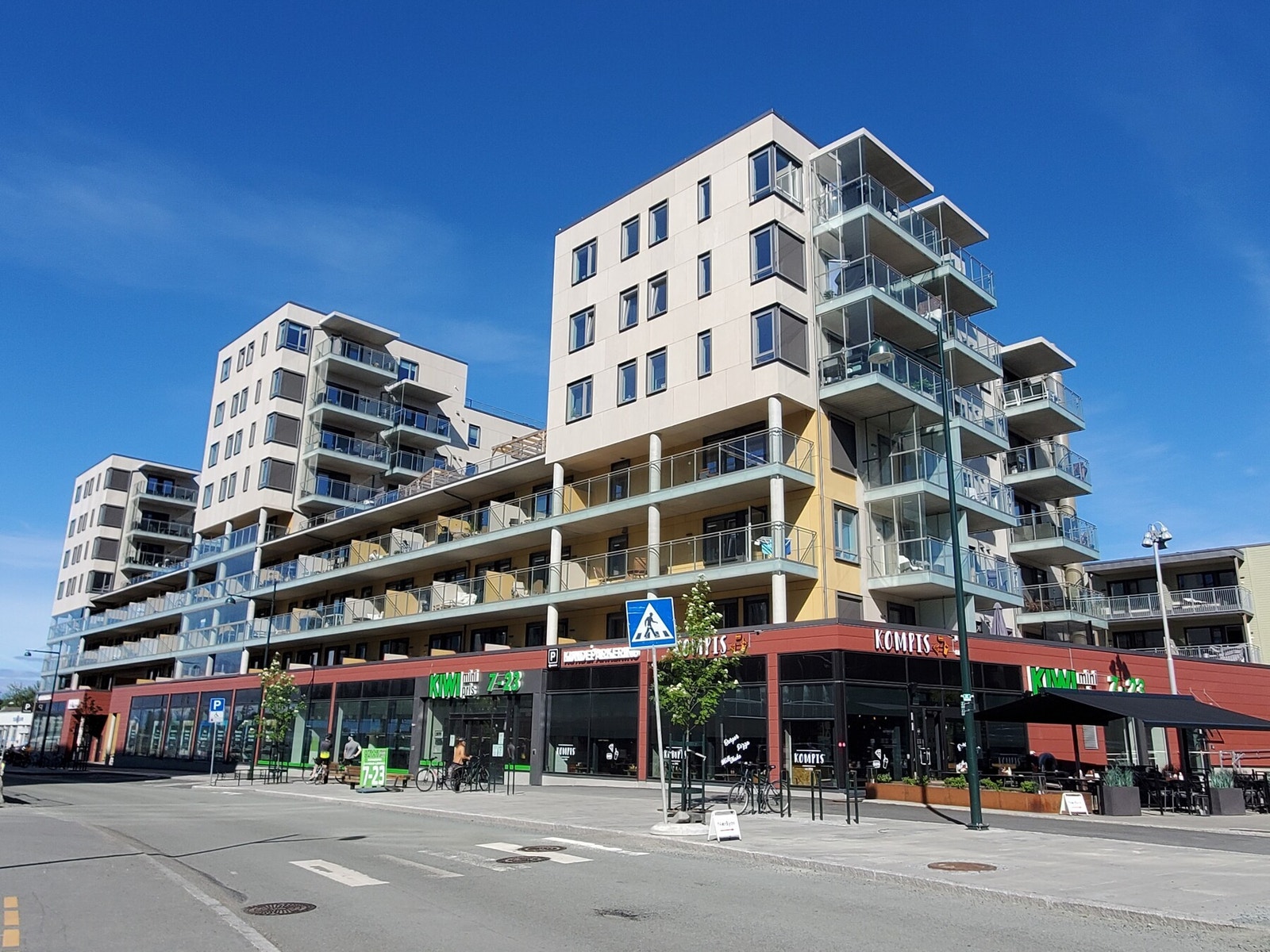 Dagligvarebutikkene Kiwi og Rema 1000 innen gåavstand, samt restauranten Kompis Galleribilde