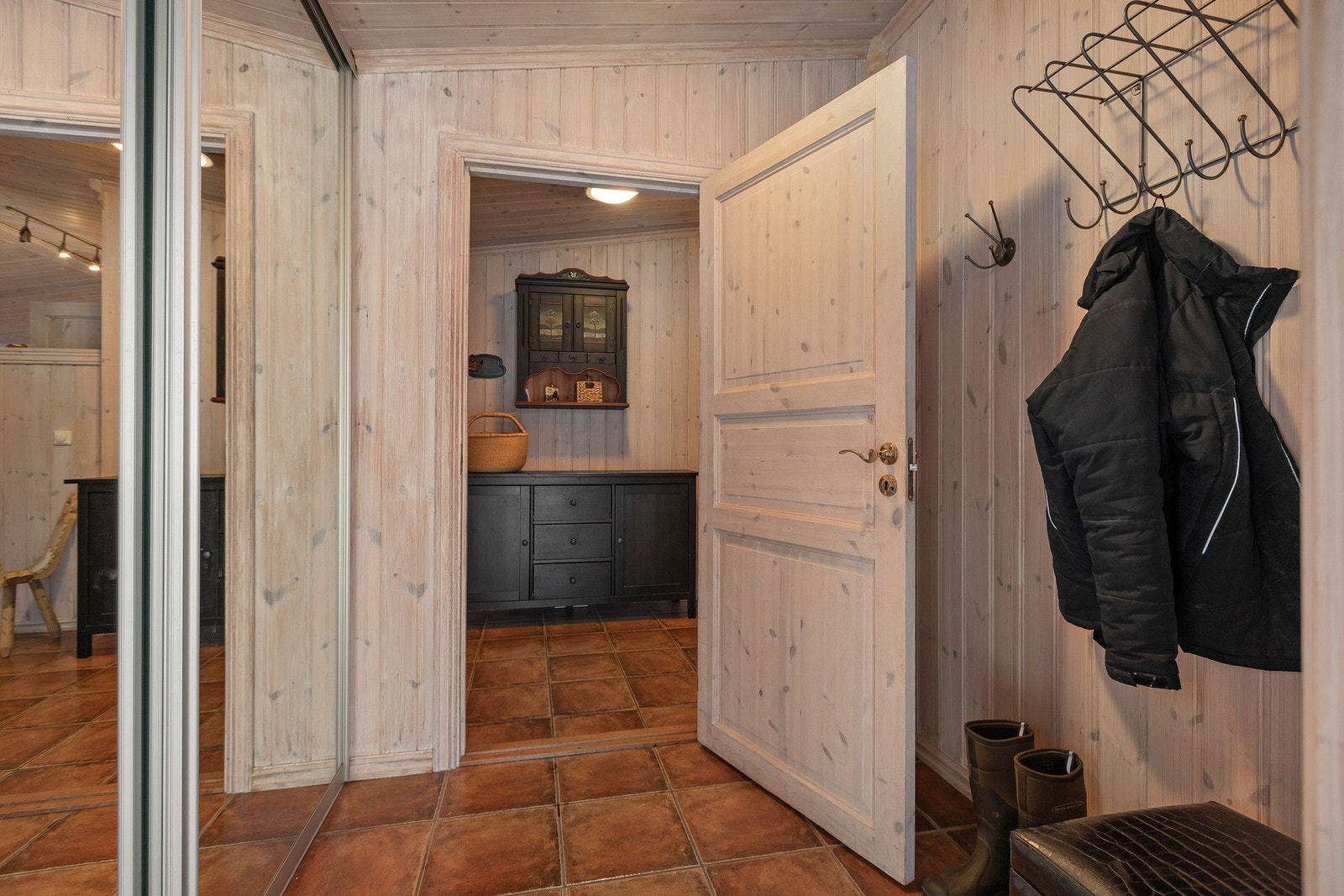Romslig gang med flislagt gulv med varmekabler. Her er det god plass til å henge fra seg yttertøyet. Galleribilde