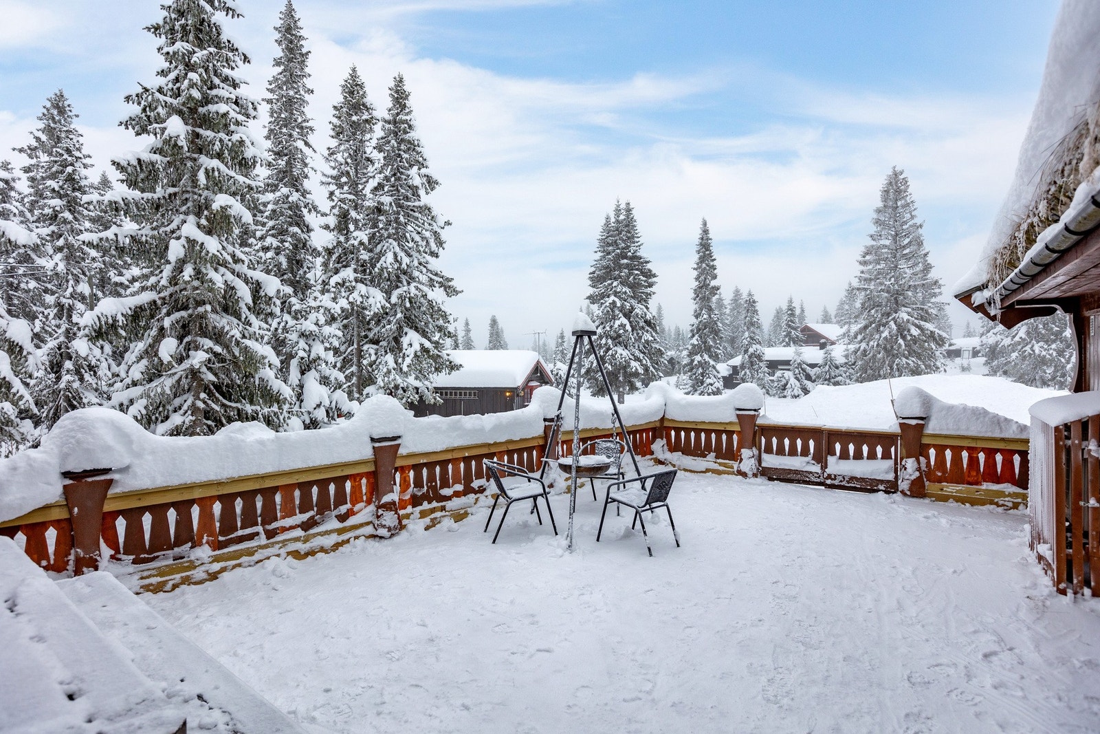 Terrassen måler hele 81 kvm, og her kan solen nytes hele dagen. Galleribilde
