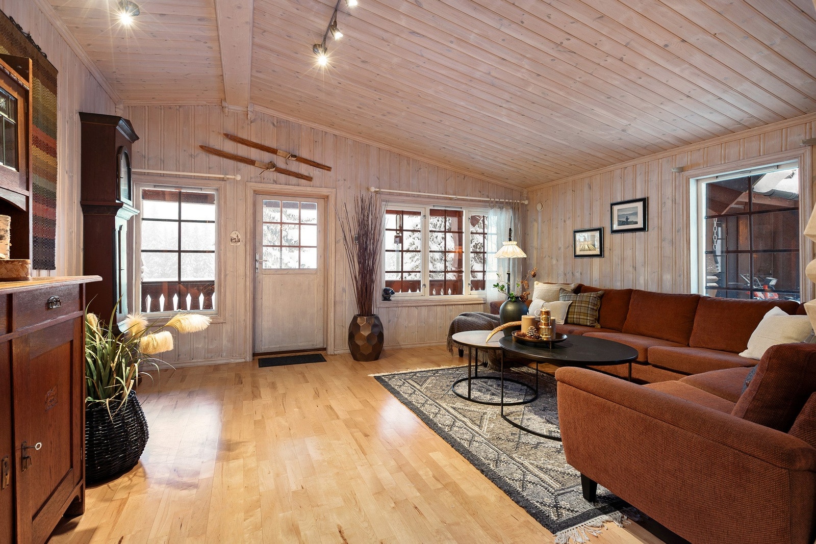 Store vindusflater og utgang til veranda slipper inn rikelig med dagslys og gir en behagelig romfølelse. Galleribilde