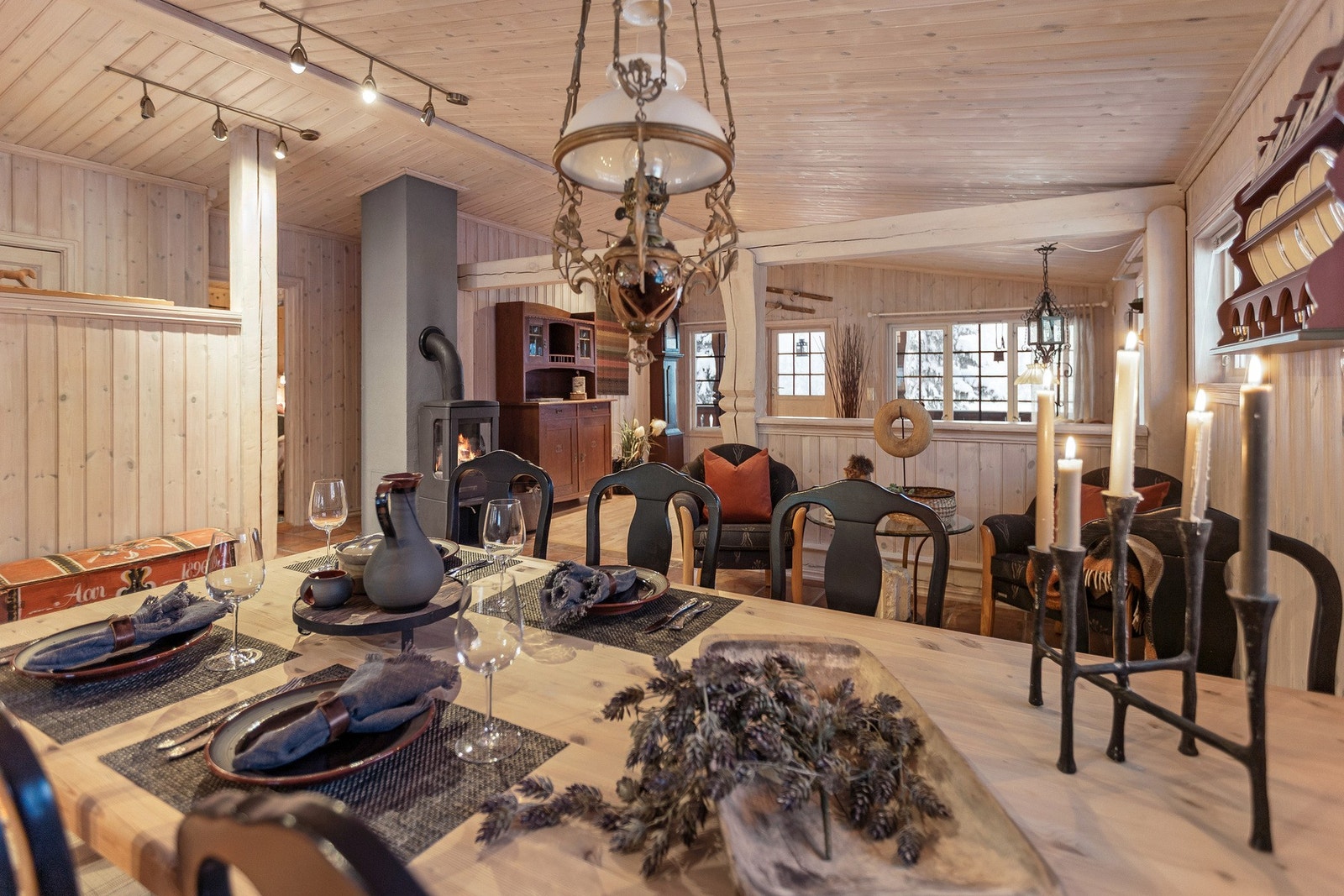 Spisestuen ligger naturlig plassert mellom kjøkken og stue, og fungerer som et sosialt samlingspunkt i boligen. Galleribilde