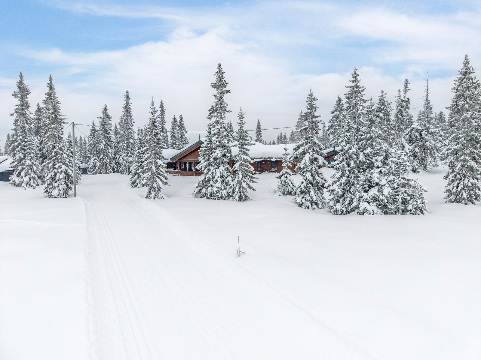Området oppleves stille og fredelig, samtidig som det er kort vei til Sjusjøen sentrum og områdets servicetilbud. Galleribilde