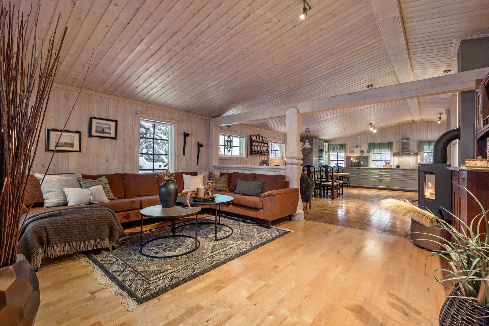 Stuen er romslig og lys, med en delvis åpen og sosial planløsning som bindes sammen med spisestue og kjøkken. Galleribilde