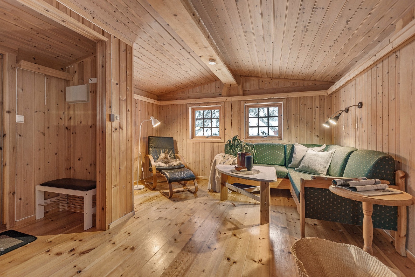 På eiendommen finner man et praktisk anneks som gir verdifull ekstra plass og fleksible bruksmuligheter. Annekset inneholder oppholdsrom/soverom, kjøkkenkrok og bad, og egner seg godt som gjesteavdeling eller ungdomsavdeling. Galleribilde