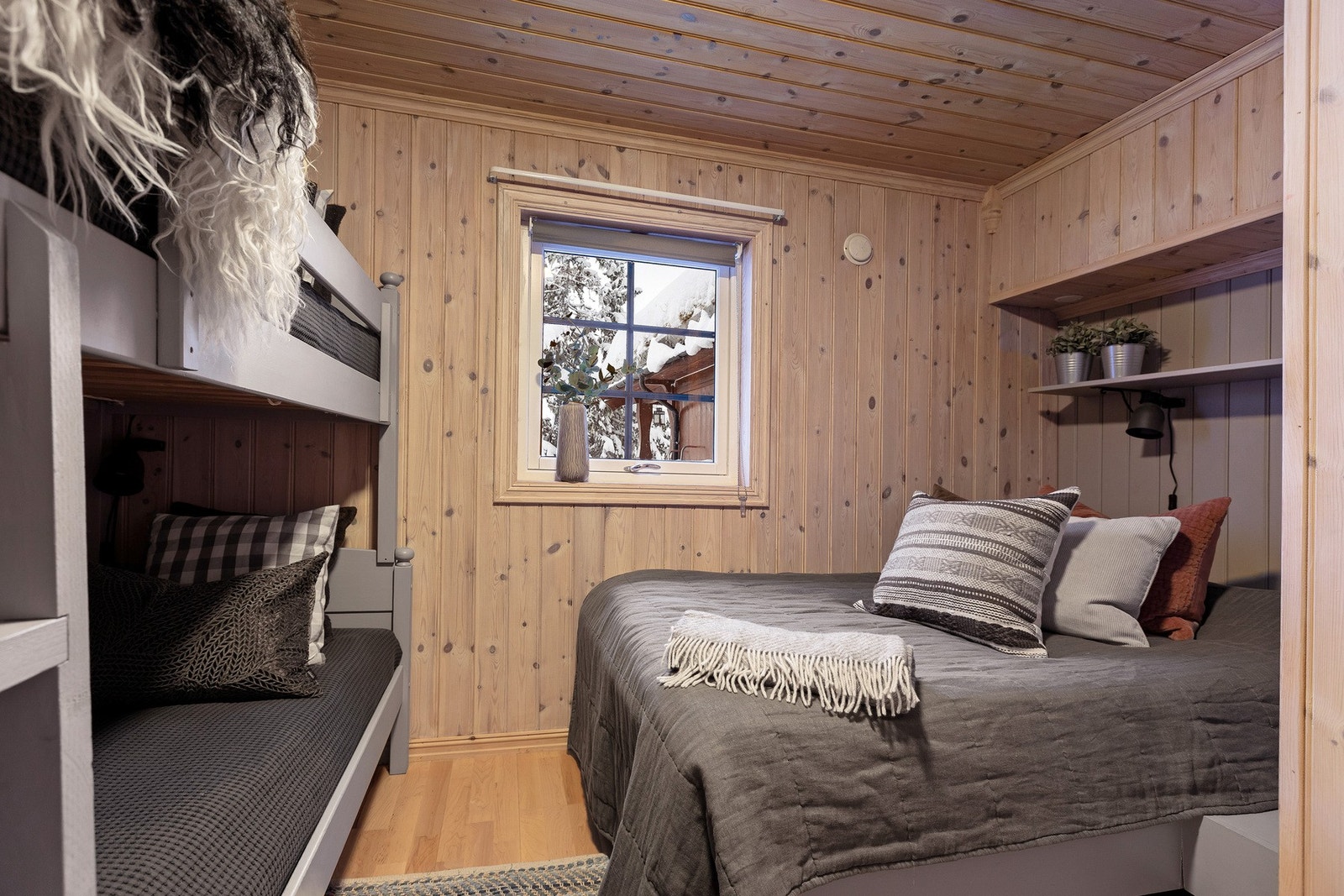 Soverommene har varierte størrelser og fleksible løsninger som gjør det enkelt å innrede med både dobbeltseng, køyeseng eller enkeltsenger etter behov. Galleribilde