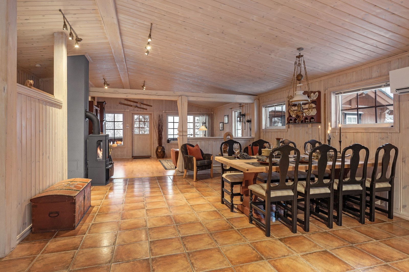 Her er det god plass til langbord, noe som gjør rommet ideelt for hyggelige måltider med familie og venner. Galleribilde