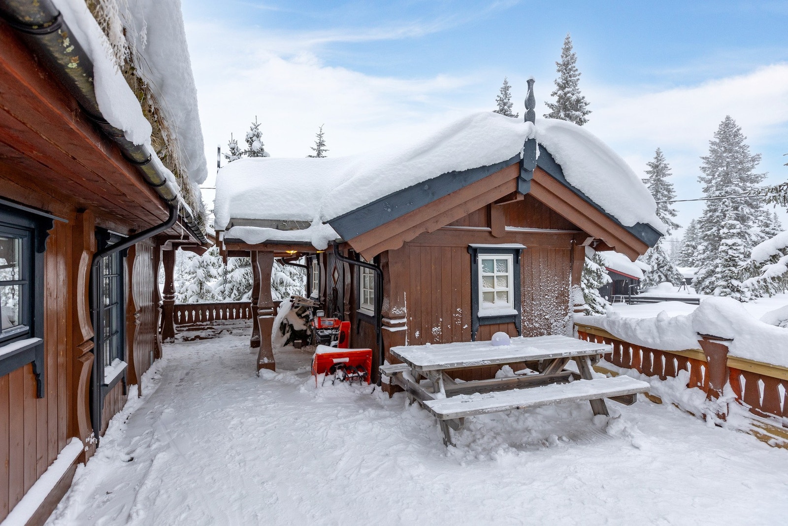 Den store verandaen binder sammen hytta og boden på en fin måte. Galleribilde