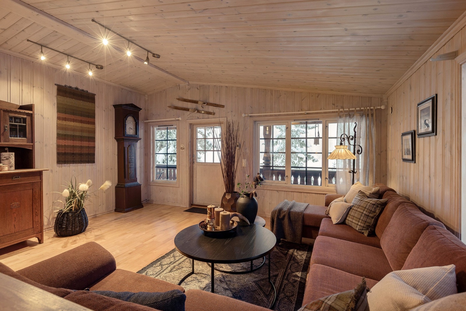 Vegger og himling er kledd med trepanel som sammen med tregulv skaper en lun og klassisk hyttestemning. Galleribilde