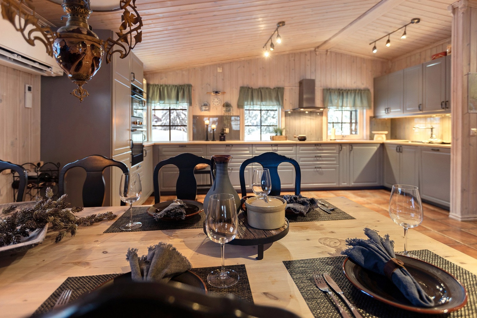 De store vindusflatene gir godt med naturlig lys og bidrar til en lys og trivelig atmosfære. Galleribilde