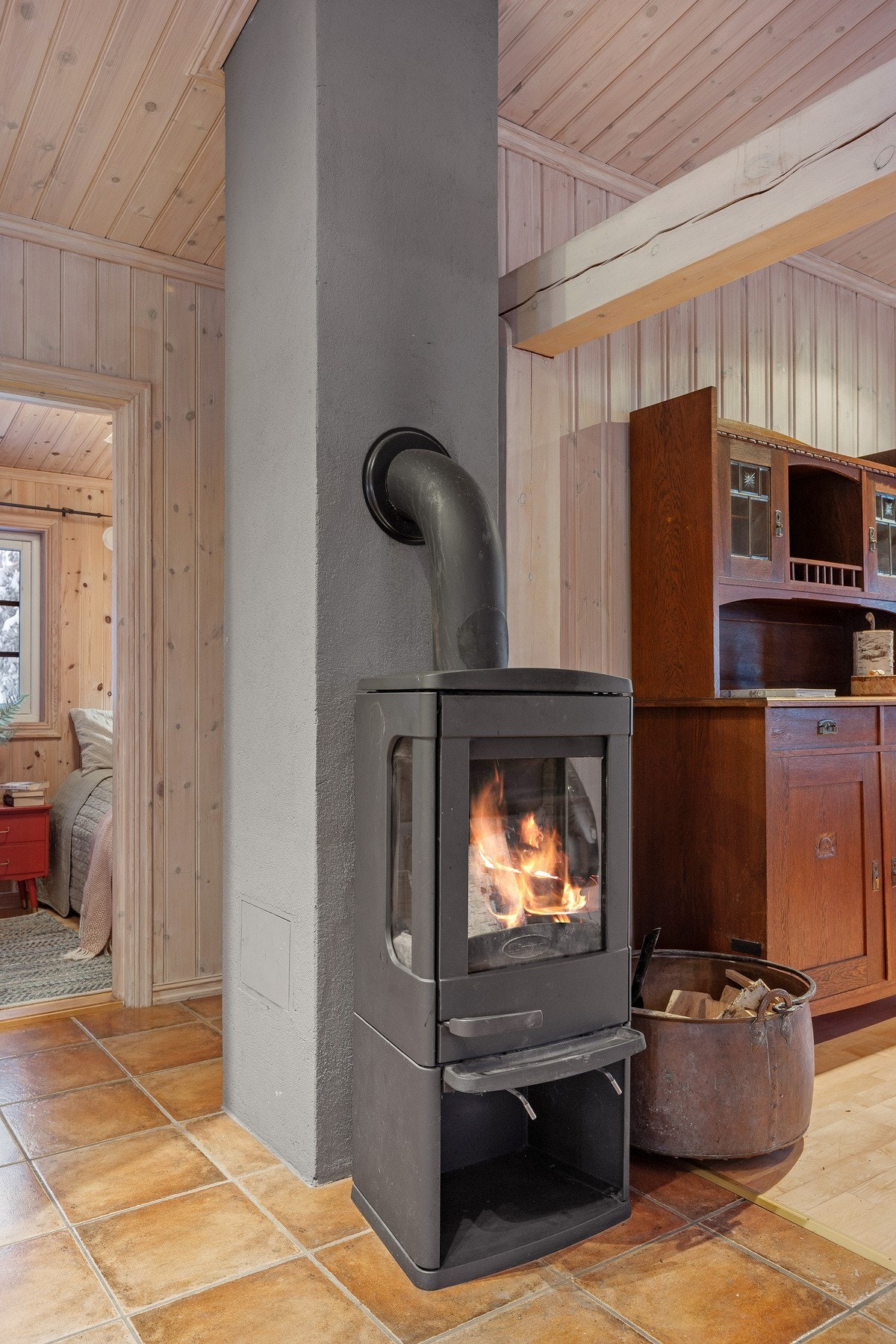 Vedovn er plassert naturlig i rommet og gir både god varme og ekstra hygge på kjølige dager. Galleribilde
