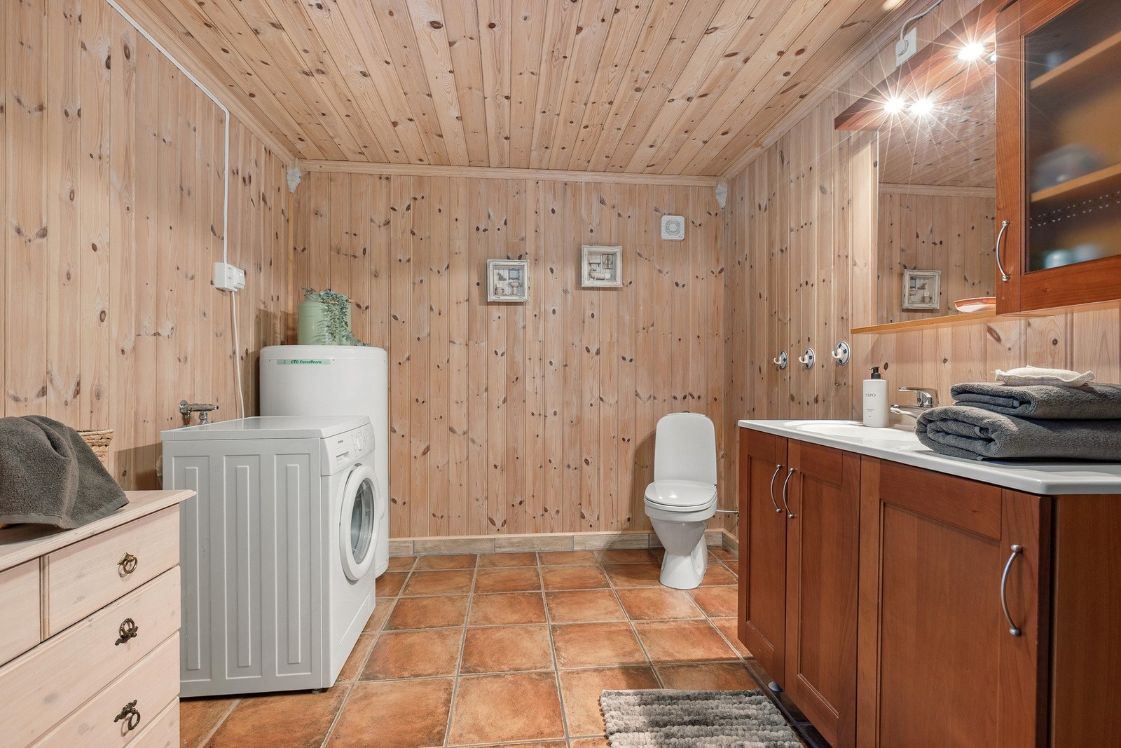 På bad/vaskerom er det god plass til å tørke klærne. Varmtvannsbereder er også plassert her. Galleribilde