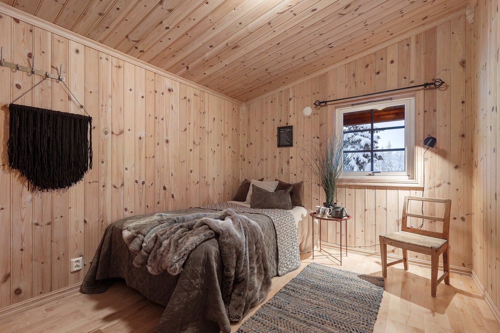 Hytta har tre hyggelige soverom som er praktisk plassert i hytta, med god avstand til oppholdsrommene. Galleribilde