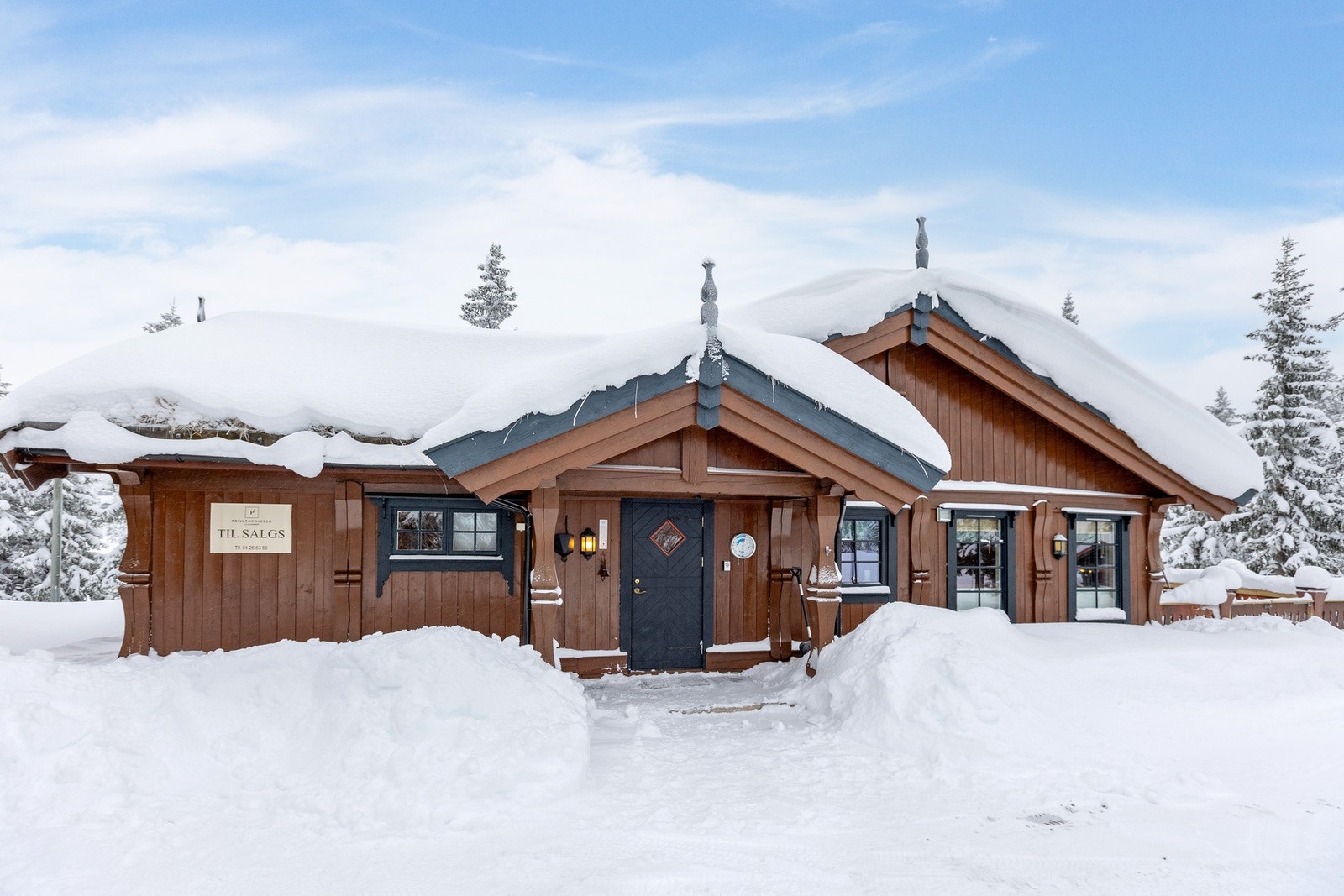 Hytta har en attraktiv beliggenhet i et veletablert og ettertraktet hytteområde på Sjusjøen. Galleribilde
