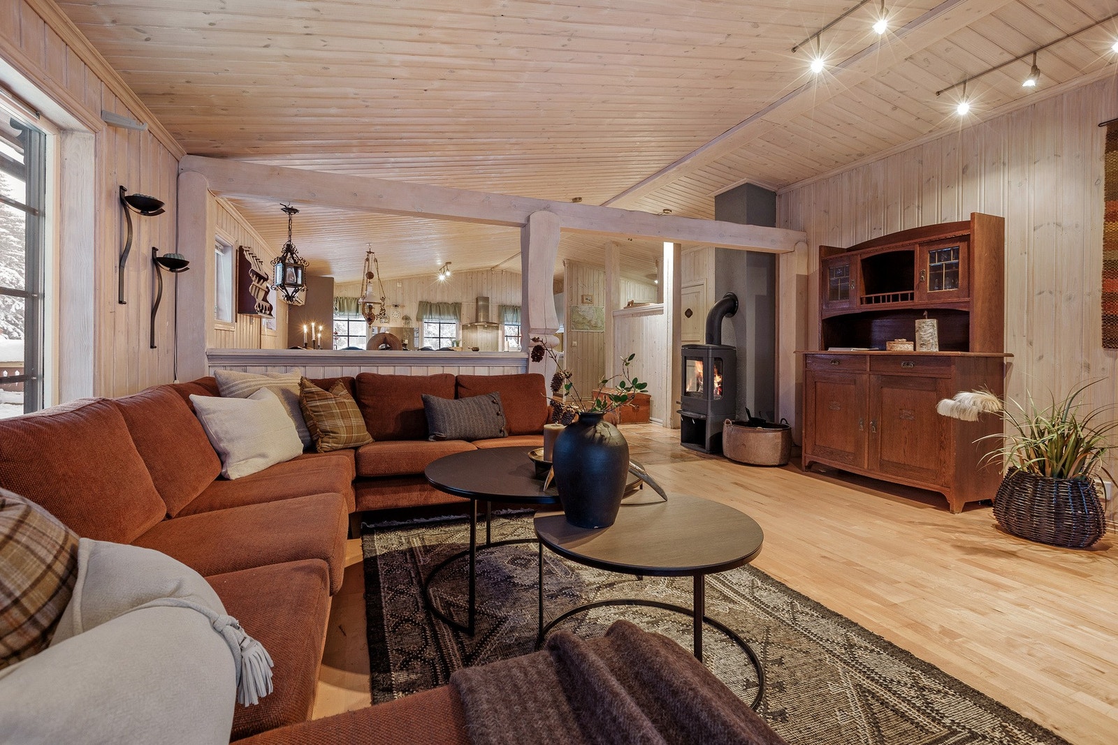 Stuen har god plass til flere sittegrupper og andre møbler tilpasset stuen. Galleribilde