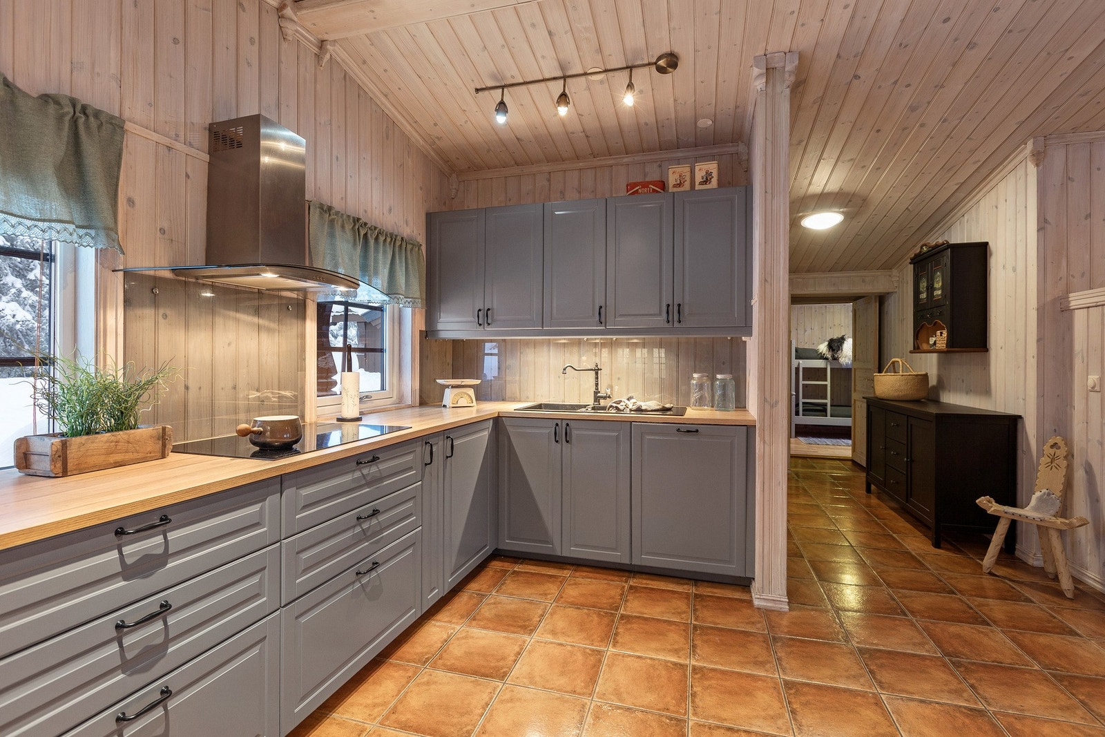 Det er god skap- og benkeplass, med benkeplate i laminat. Galleribilde