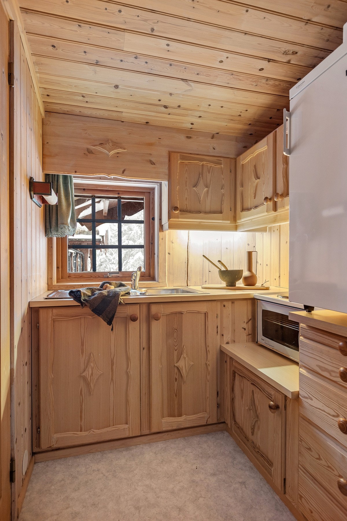 Kjøkkenet har innredning med profilerte fronter og benkeplate i laminat. Det er utstyrt med frittstående kjøleskap, hybelkomfyr og micro. Galleribilde