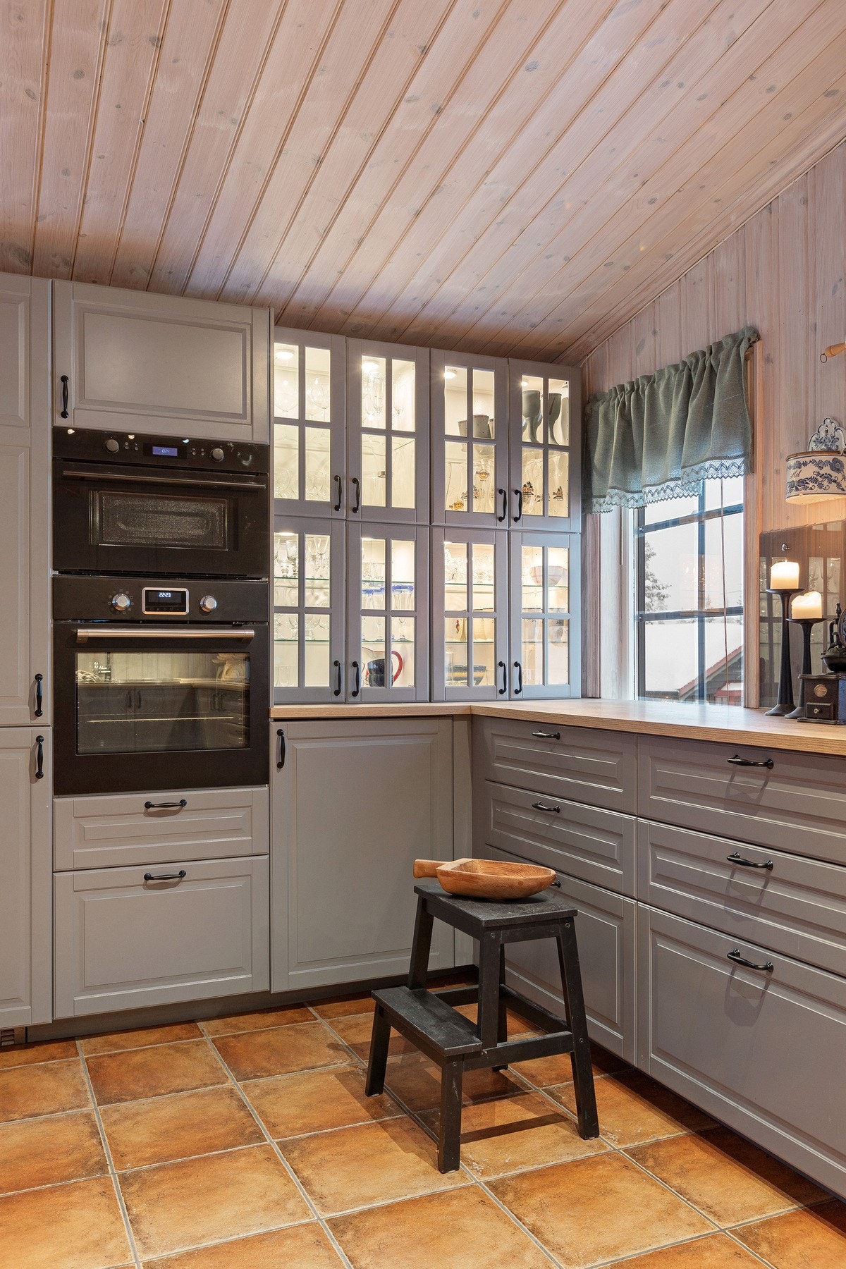 Kjøkkenet er fra 2015 og er utstyrt med kjøl-/fryseskap, oppvaskmaskin, induksjonstopp, micro og stekeovn. Galleribilde