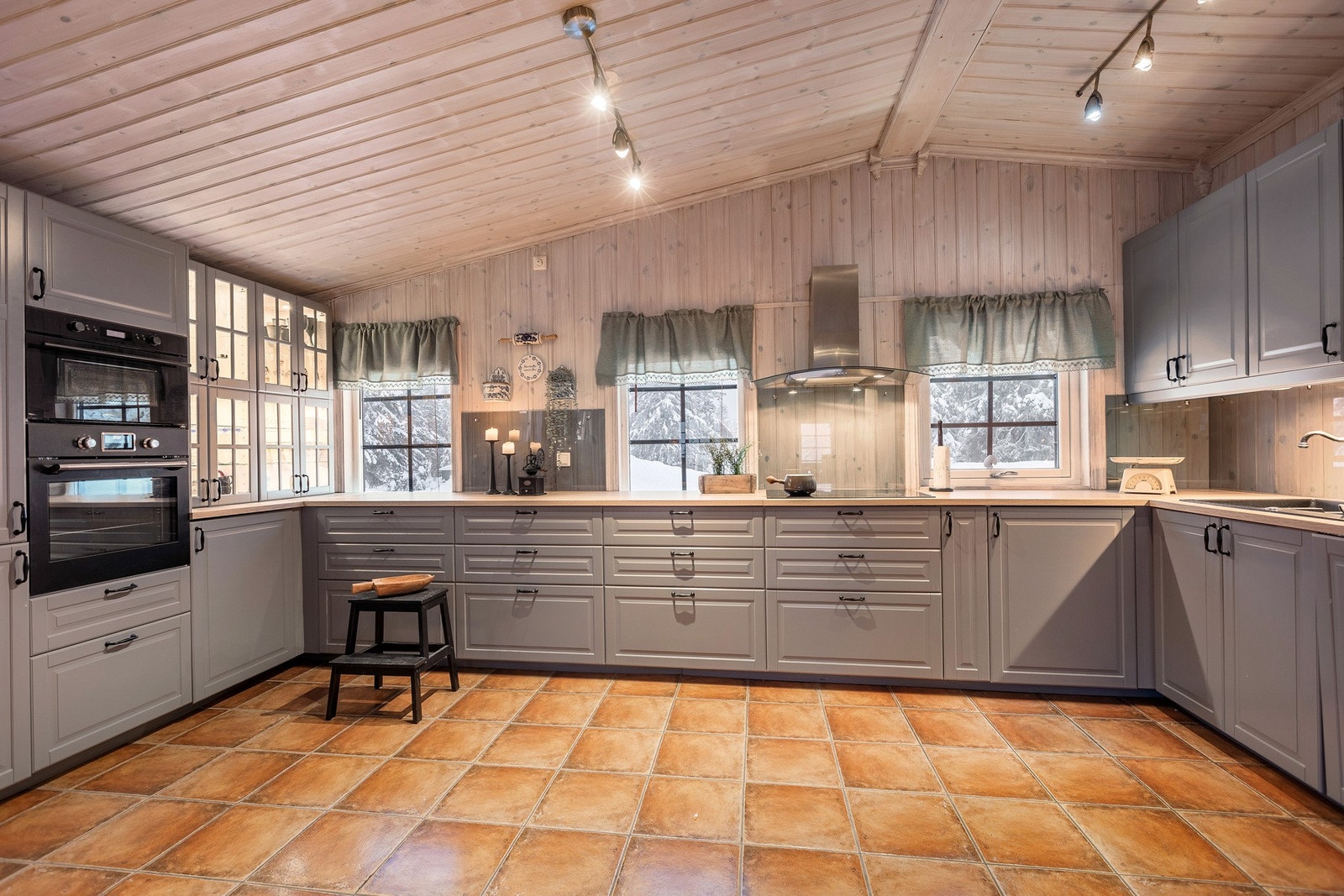 Kjøkkenet fremstår som romslig og funksjonelt, med innredning med profilerte fronter som gir et klassisk og tidløst uttrykk. Galleribilde