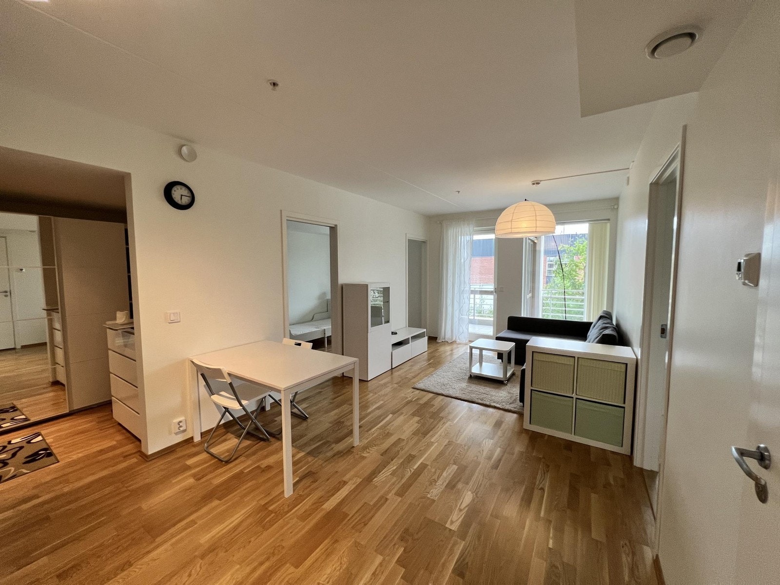 Romslig stue med utgang til stor balkong Galleribilde