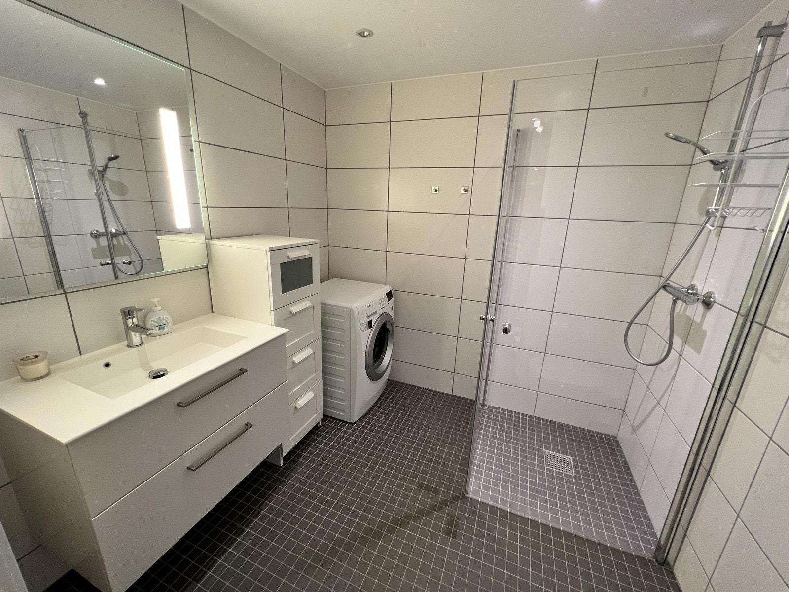 Flislagt bad med varme i gulv Galleribilde