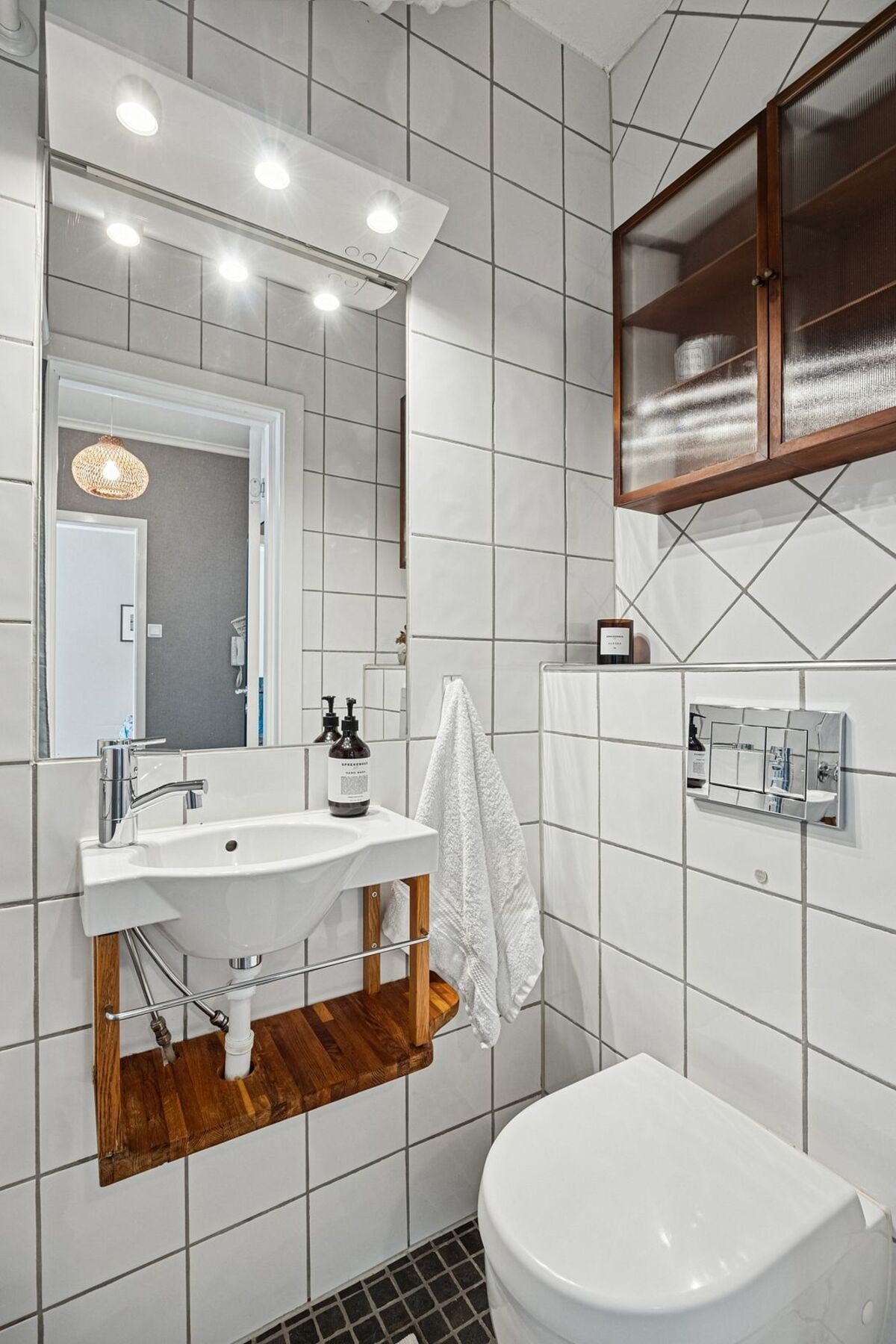 Badet er innredet med dusj, servant, toalett og skap for ekstra oppbevaring. Galleribilde