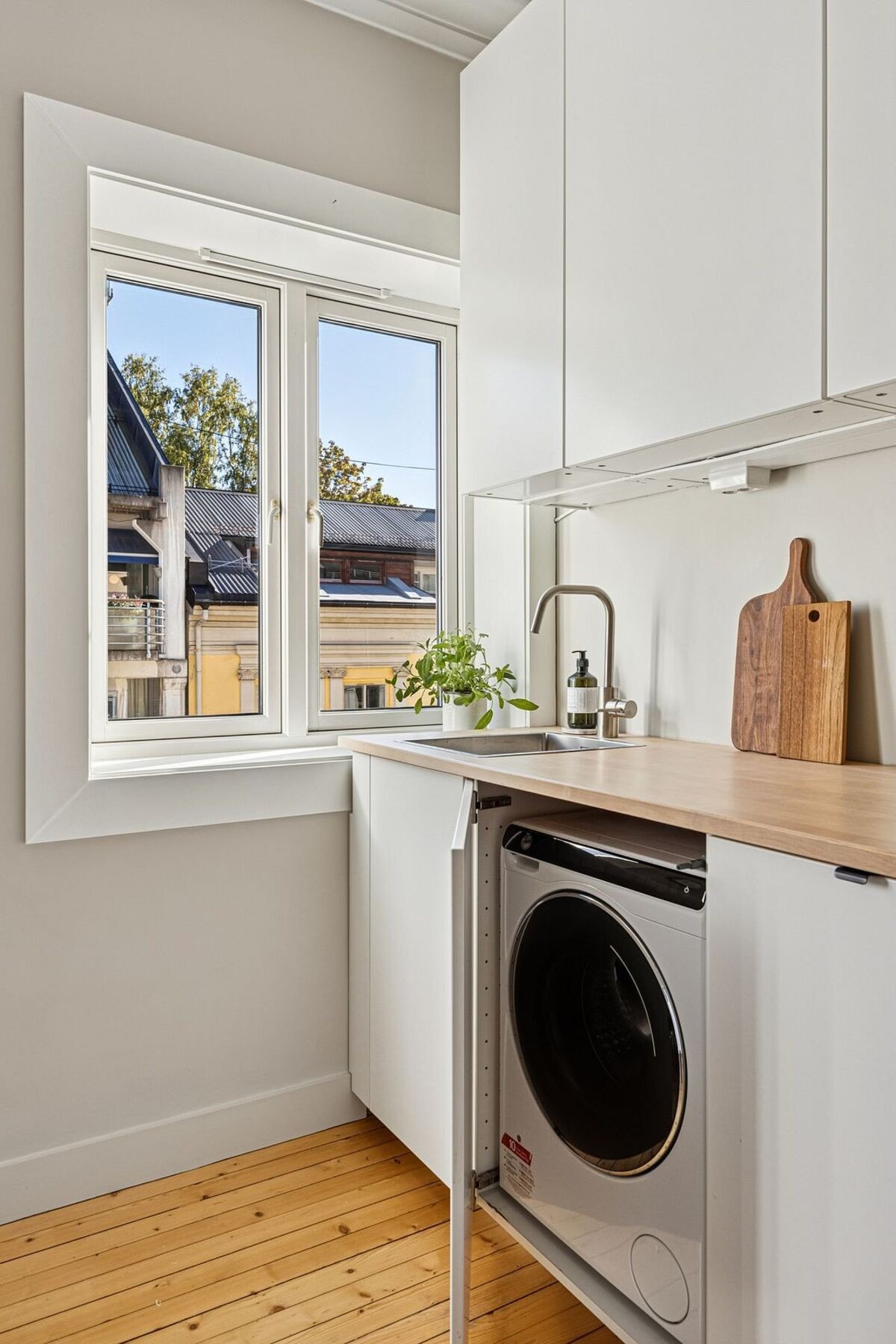 Kjøkkenet har integrerte hvitevarer fra Ikea som oppvaskmaskin (smal), kjøl/frys, stekeovn og platetopp, avtrekksvifte i overskap. Galleribilde