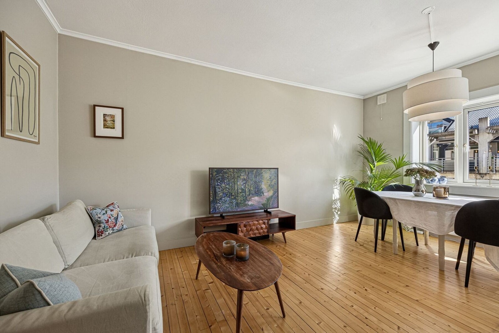 Boligen ble pusset opp med nye overflater og kjøkken i 2020 og holder derav en god standard. Galleribilde