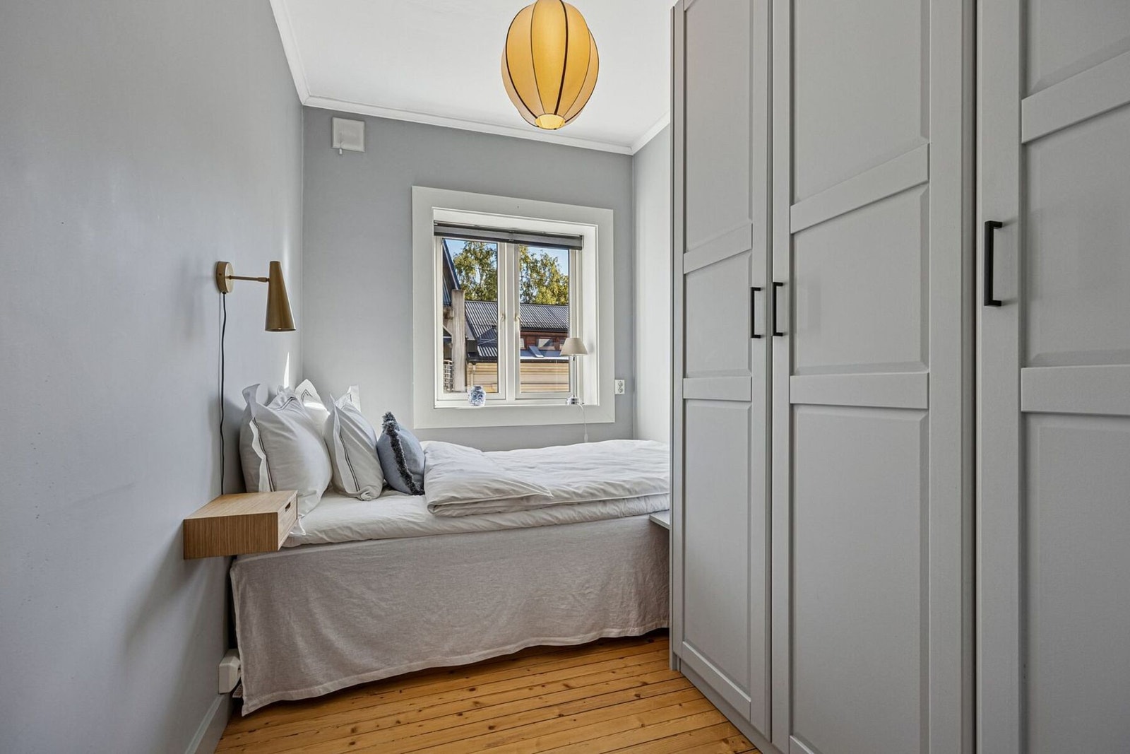 Soverommet er malt i en tidsriktig farge og har vindusflater som slipper inn godt med naturlig lys. Galleribilde