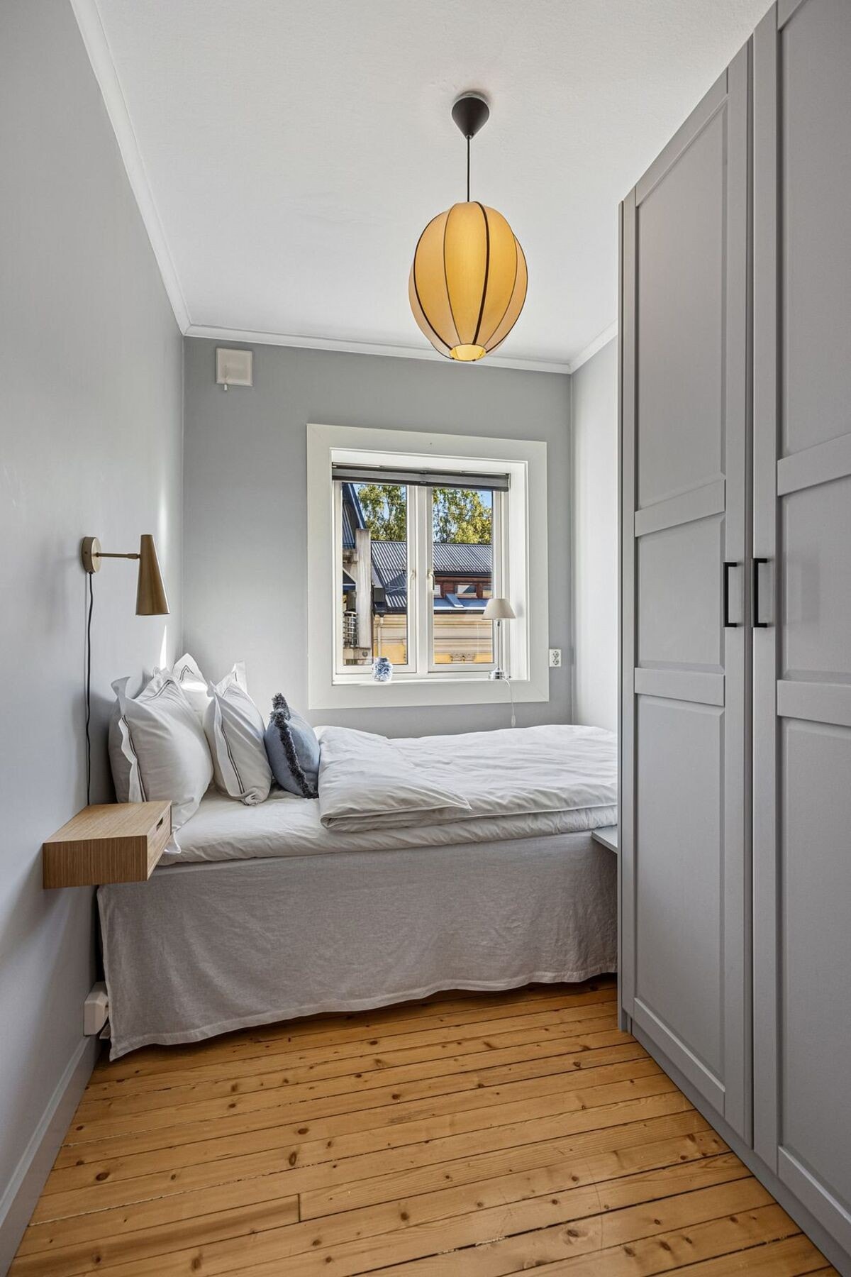 Soverommet har god plass til 140 seng med tilhørende nattbord, samt oppbevaring i stort garderobeskap. Galleribilde