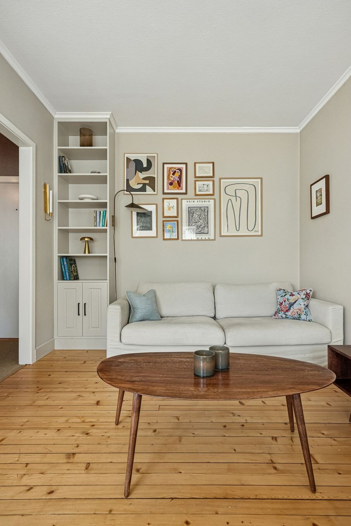 Stuen har god plass til sofagruppe med tilhørende stuemøblement. Galleribilde