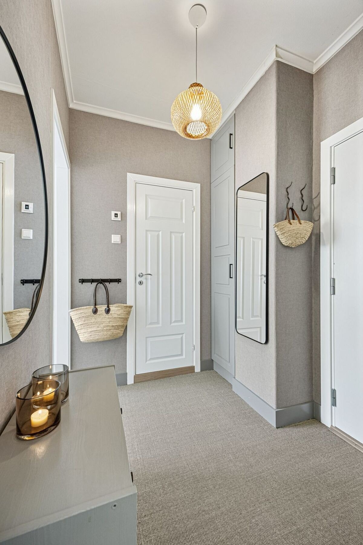 Entréen er lys og innbydende og gir et godt førstinntrykk av hva boligen har å by på. Galleribilde